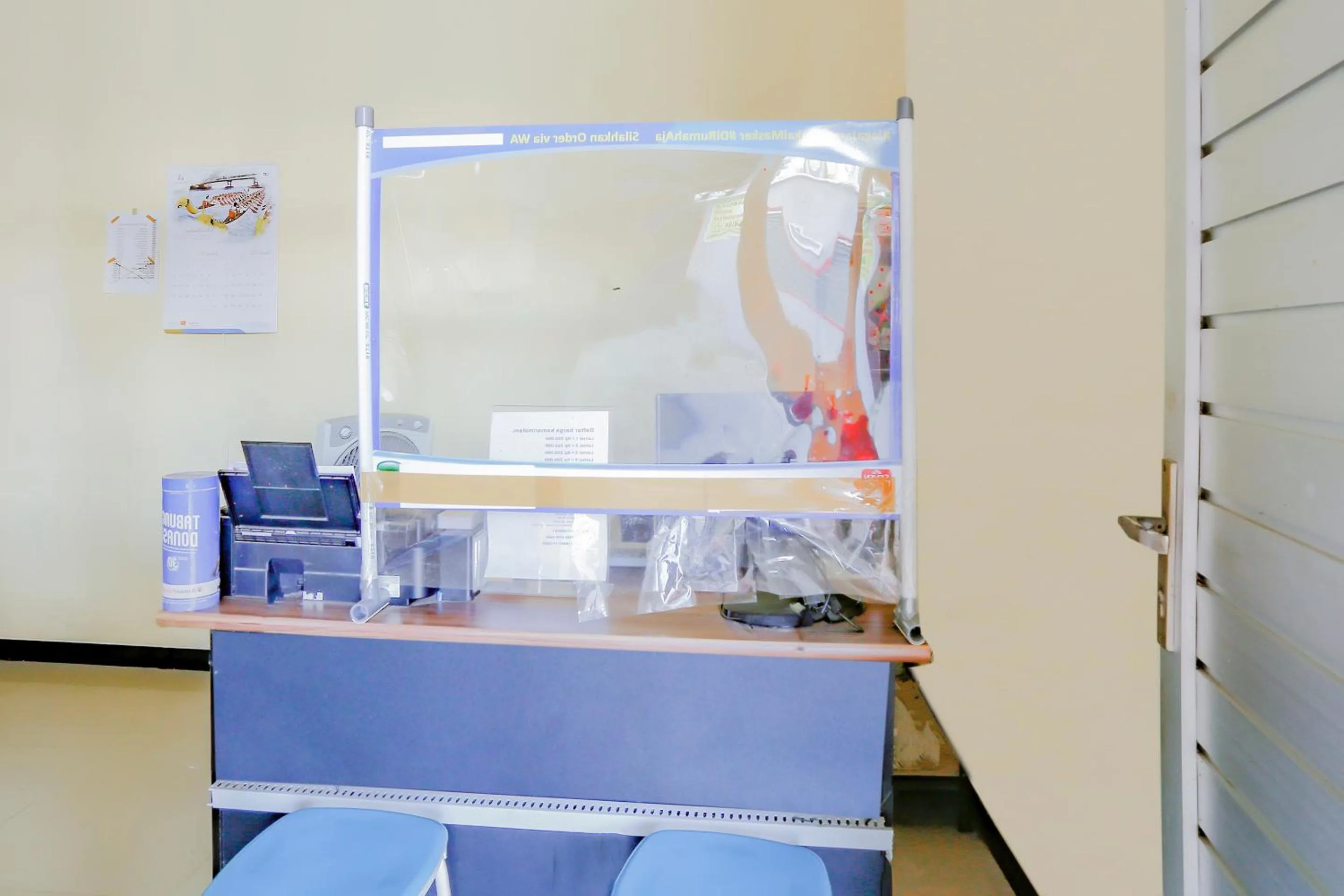 Lobby or reception in RedDoorz Syariah at Jalan Pramuka