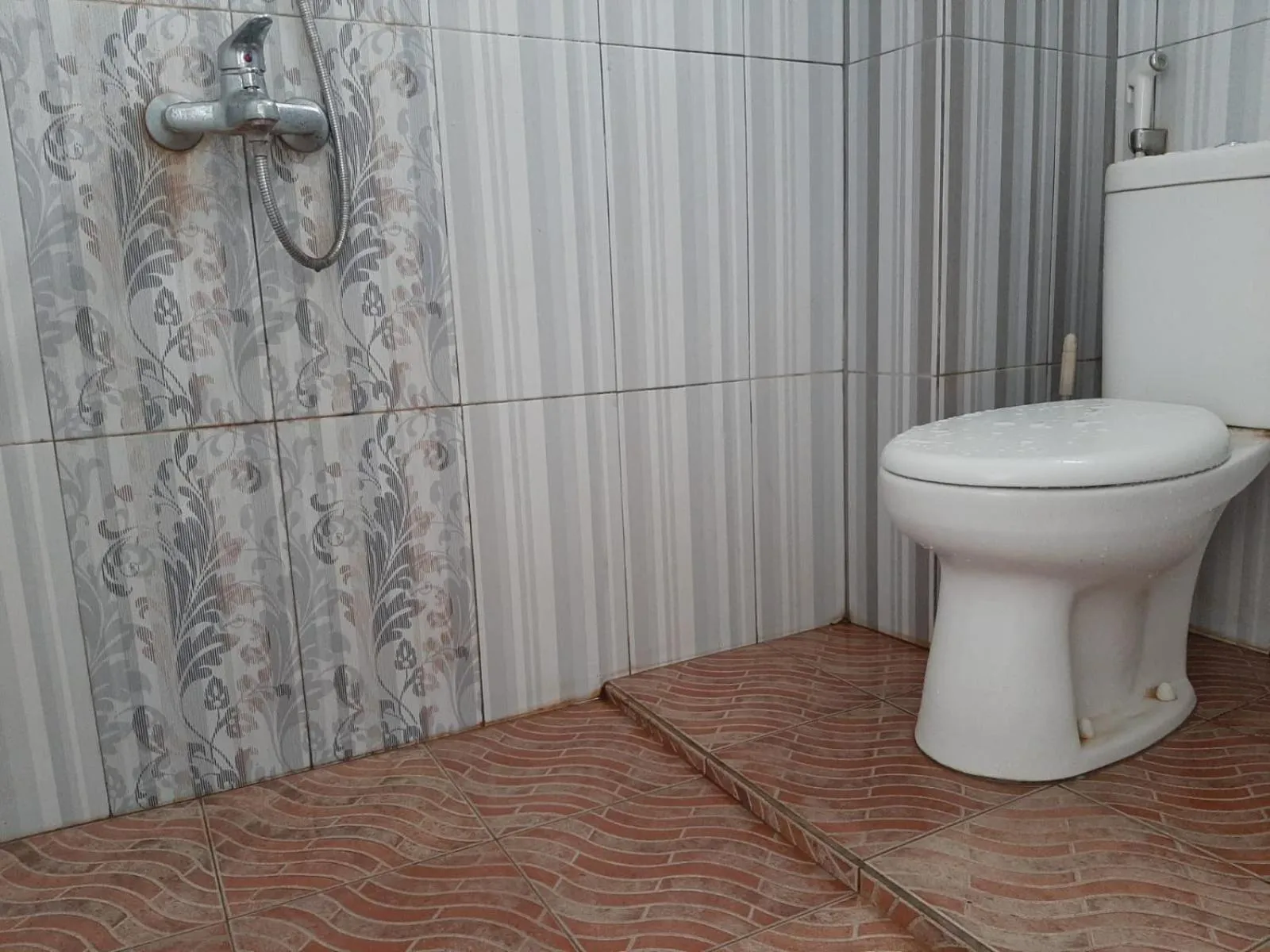 Bathroom in RedDoorz Syariah at Jalan Pramuka