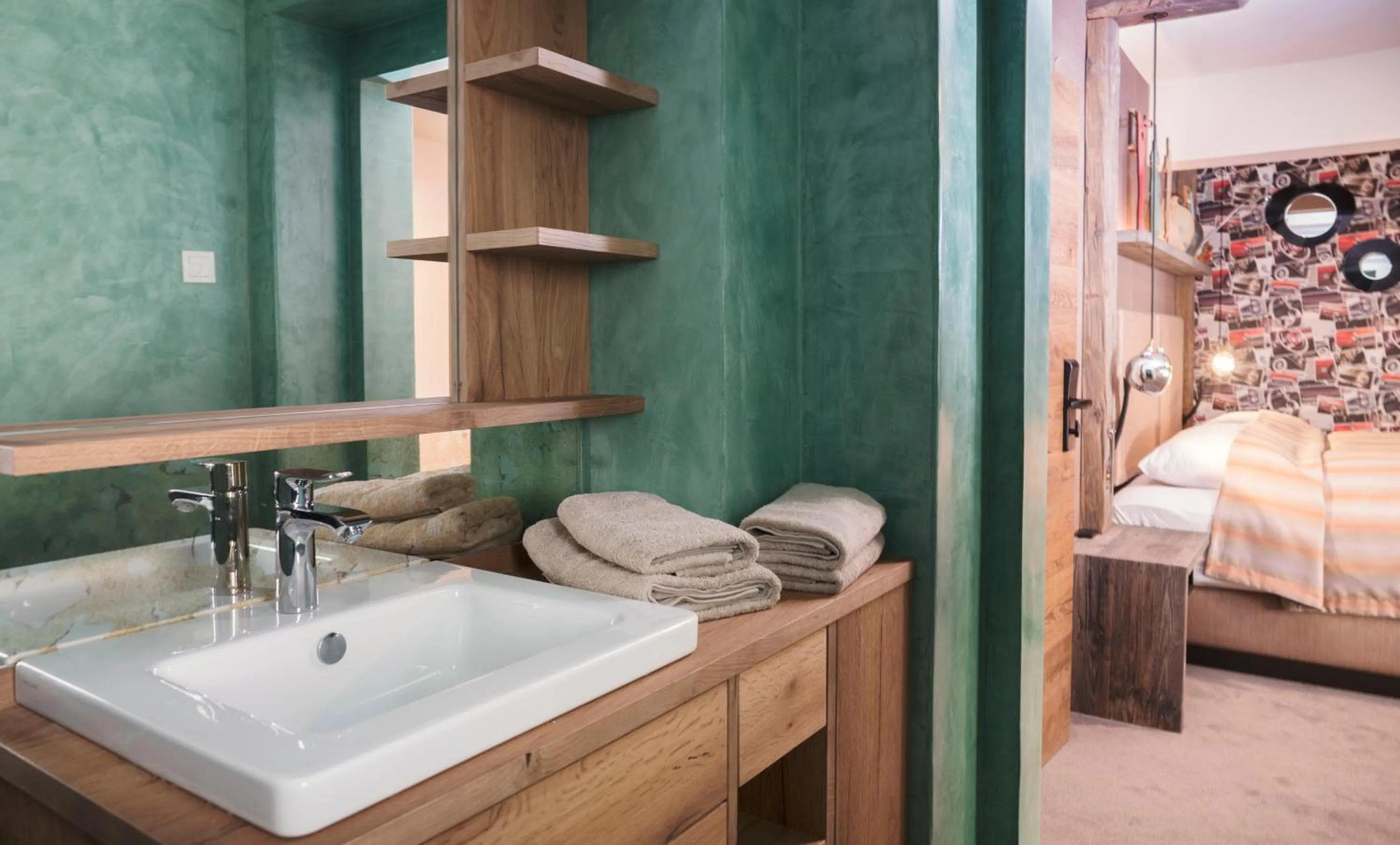 Bathroom, Bed in Boutique Hotel im Auracher Löchl