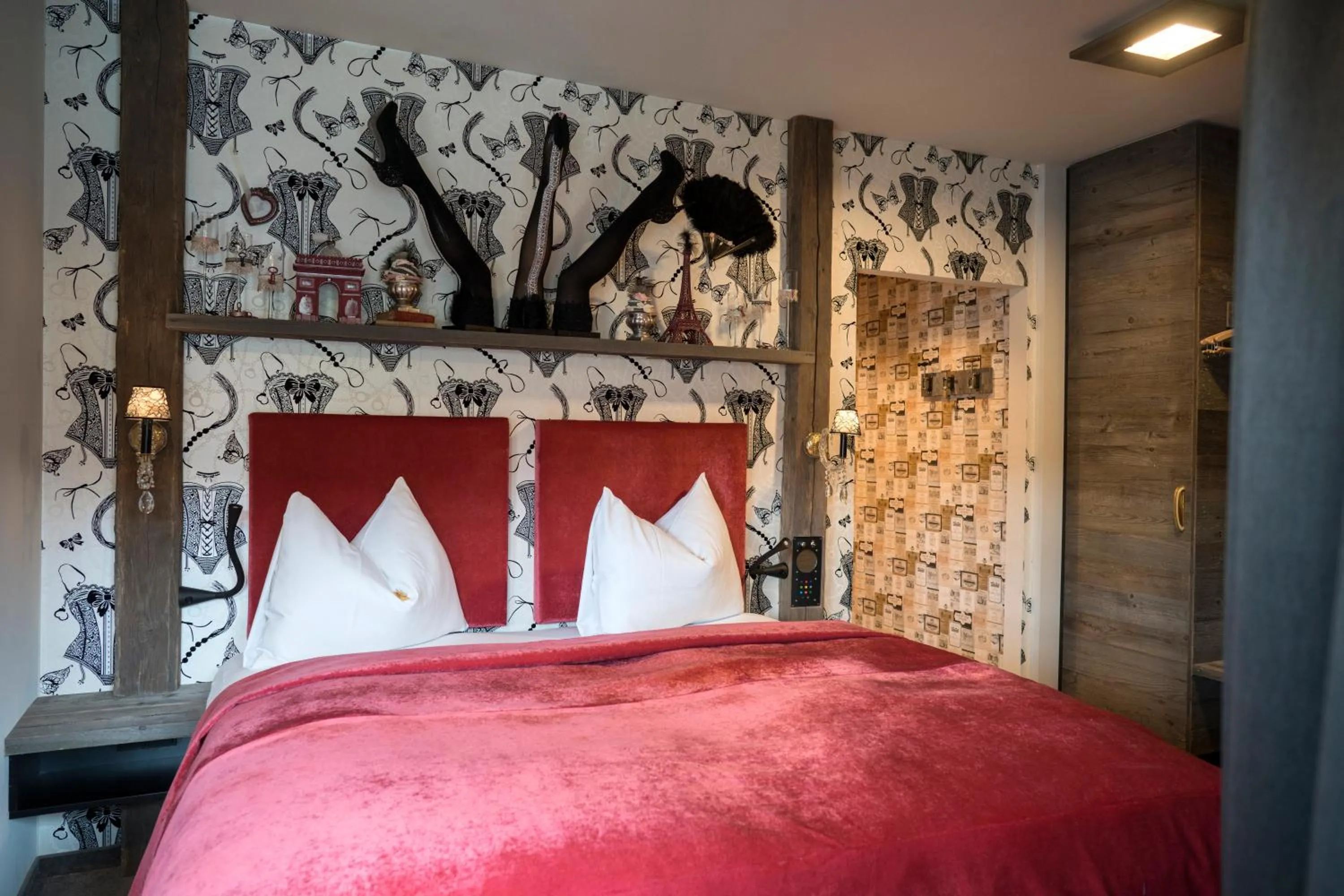 Photo of the whole room, Bed in Boutique Hotel im Auracher Löchl