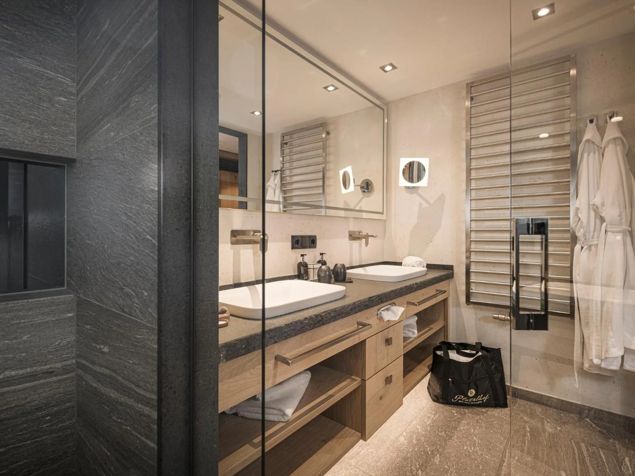 Bathroom, Bed in Platzlhof - Mein Hotel im Zillertal