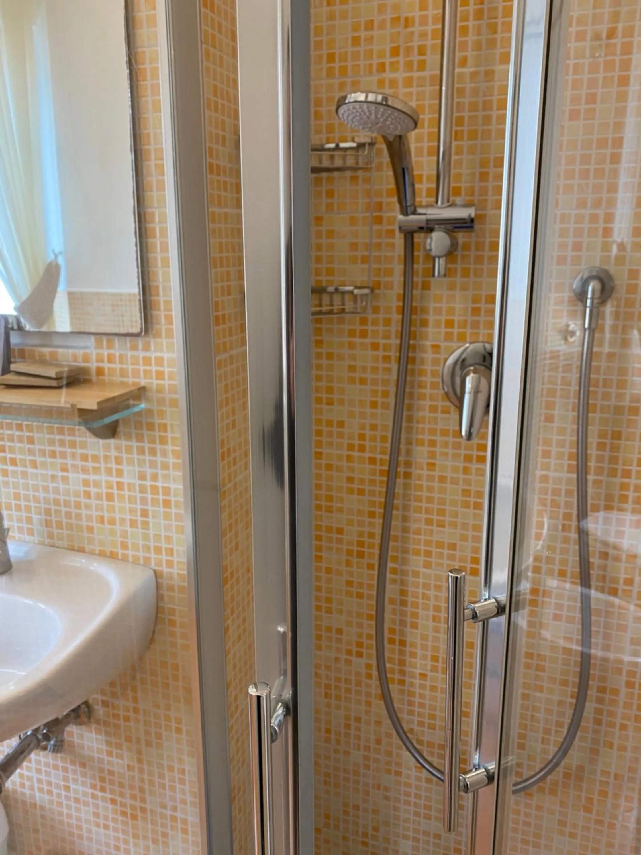 Shower in Sorrento Inn Lodge