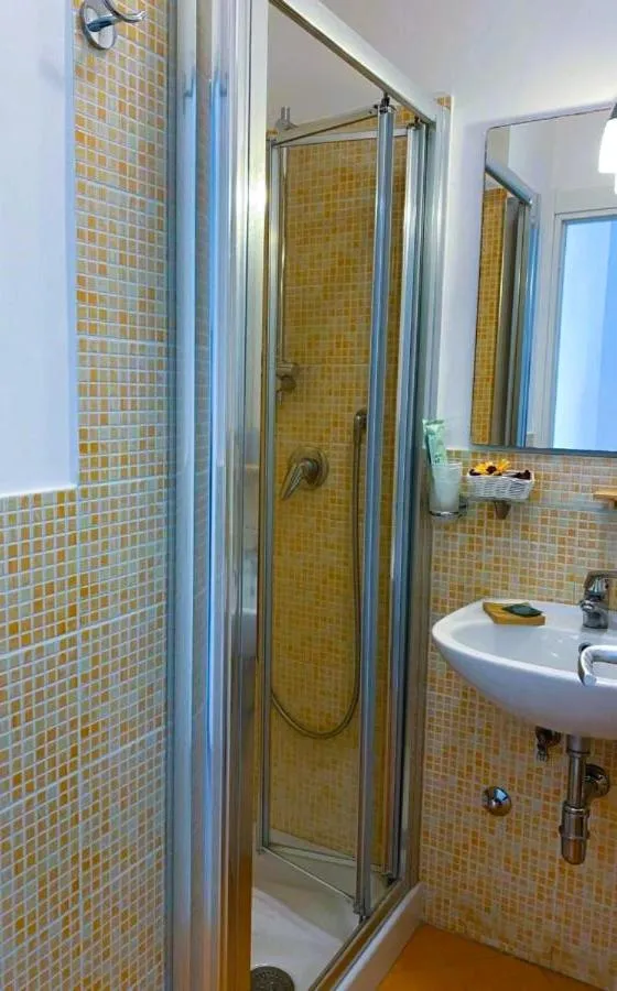 Bathroom in Sorrento Inn Lodge