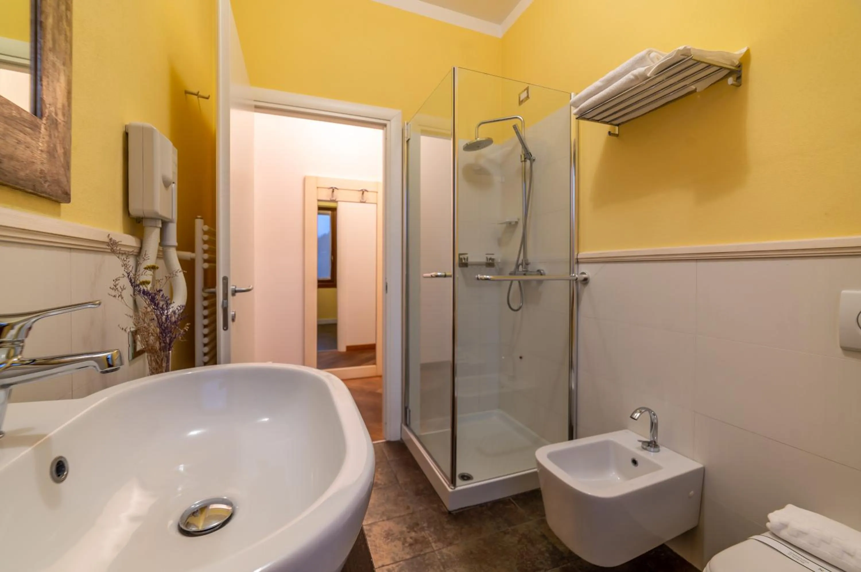 Shower in Albergo Falterona