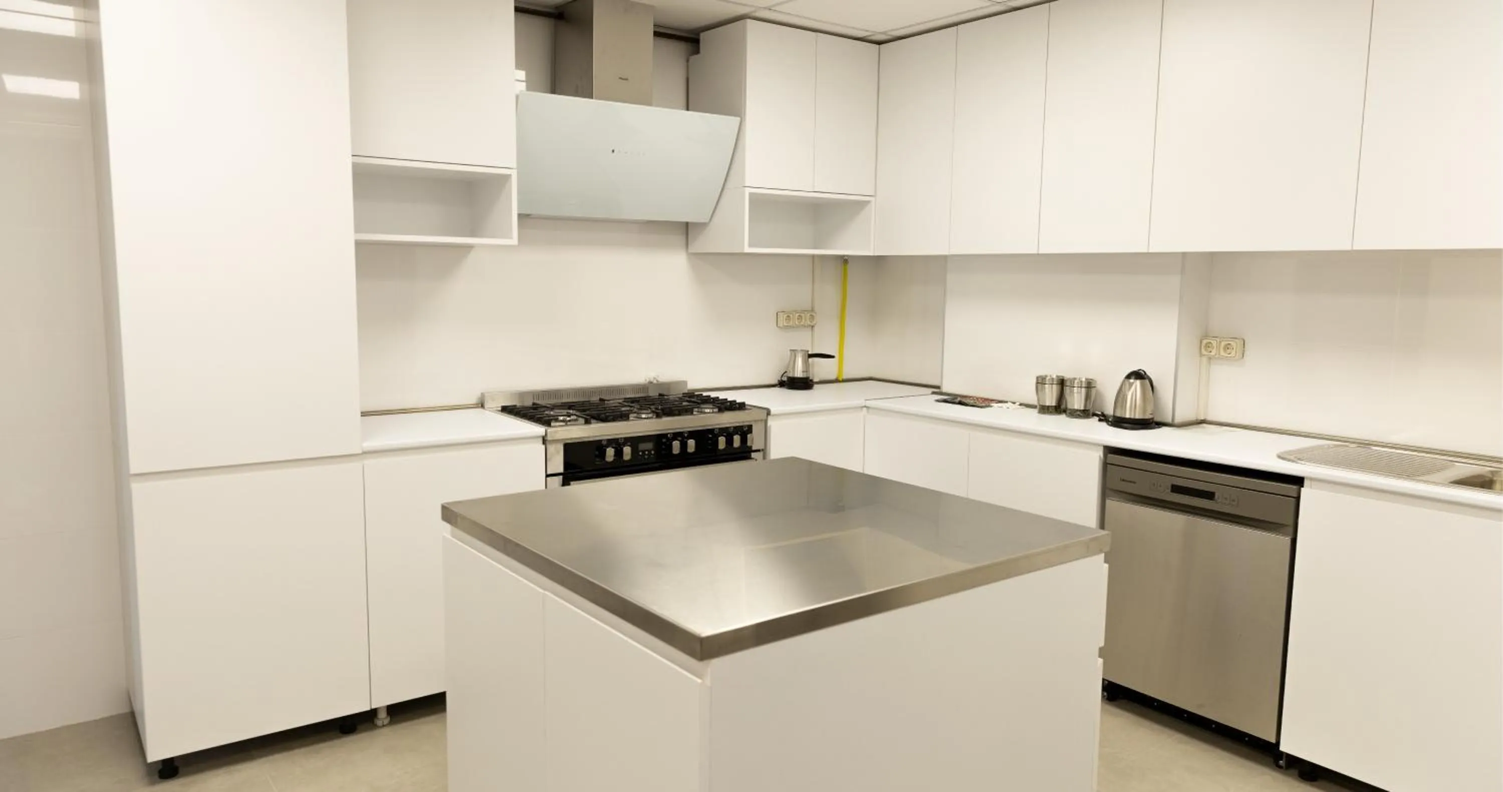 Kitchen or kitchenette in Dilijani Tun Hotel & Restaurant