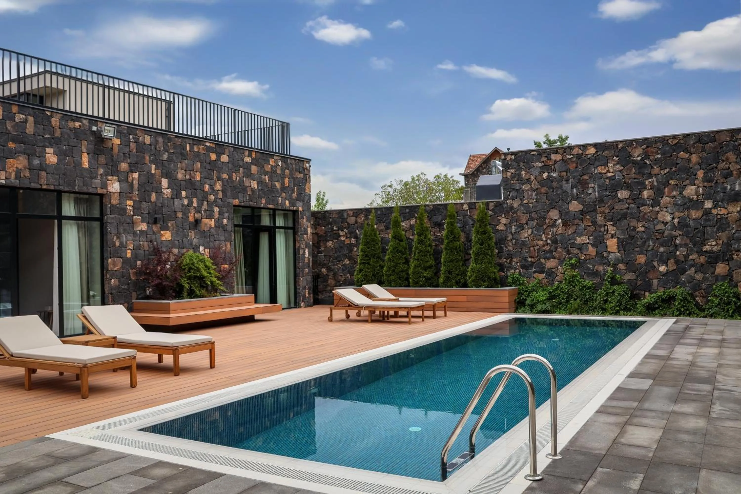 Patio in Dilijani Tun Hotel & Restaurant