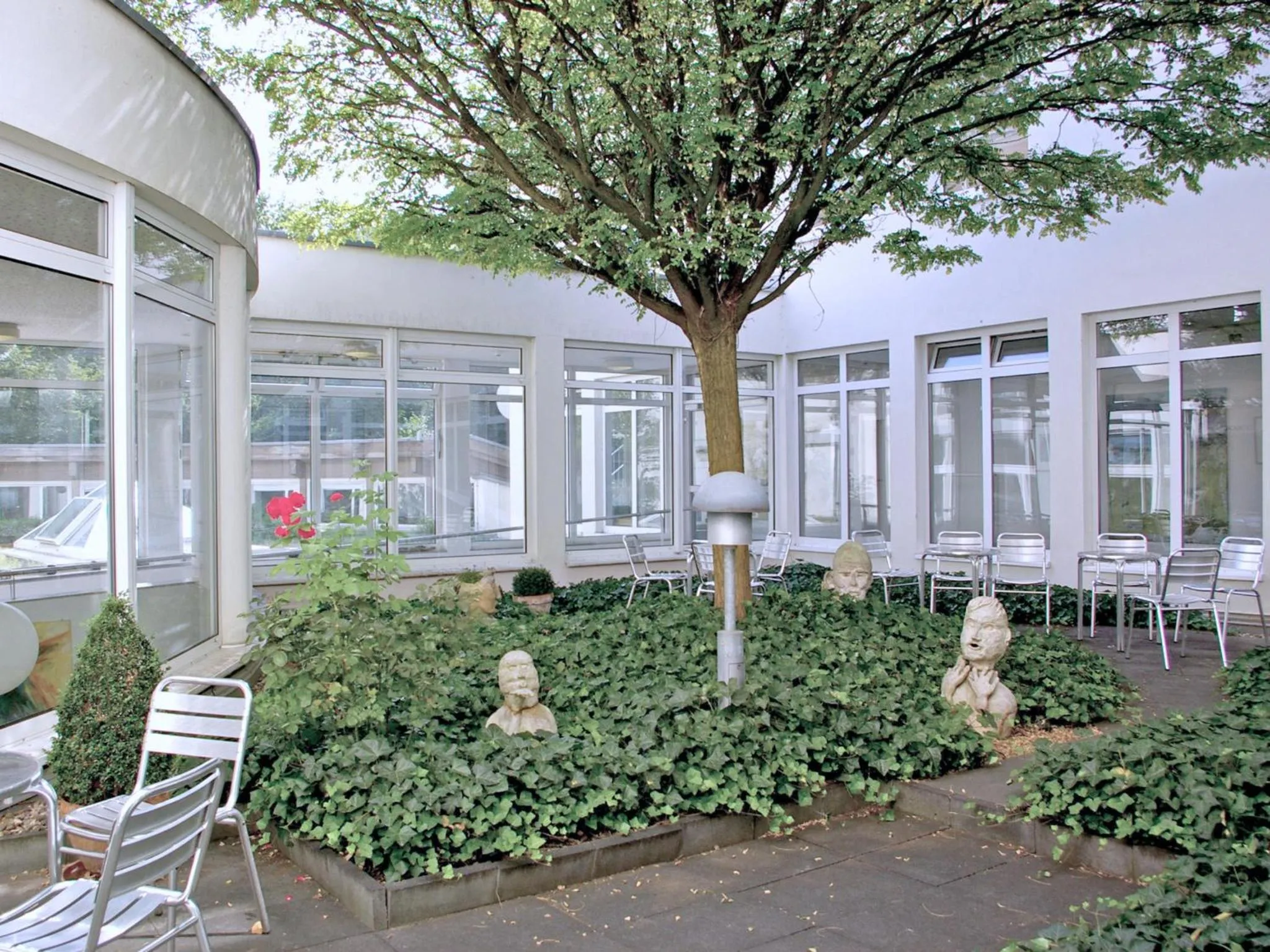 Facade/entrance in CJD Bonn Castell