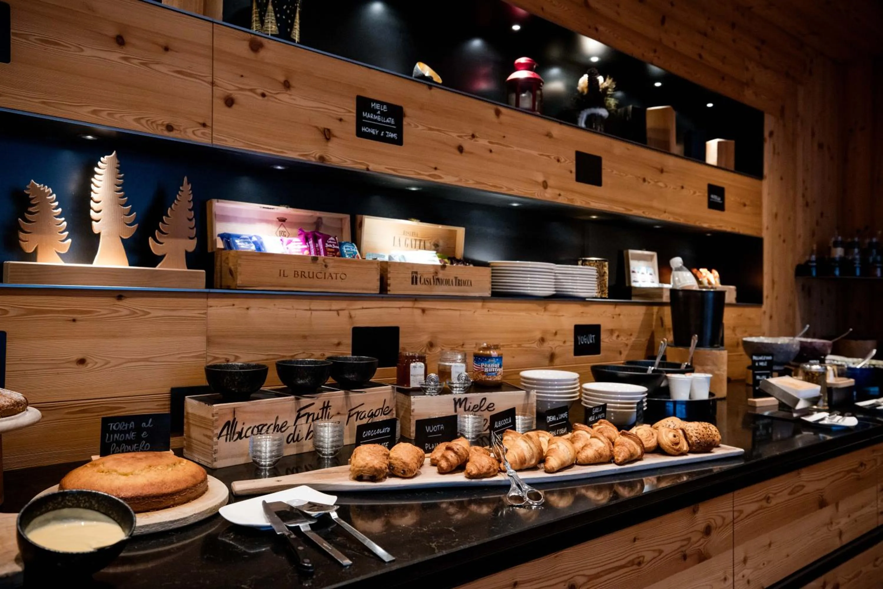 Buffet breakfast in Hotel Li Anta Rossa - Adults Only