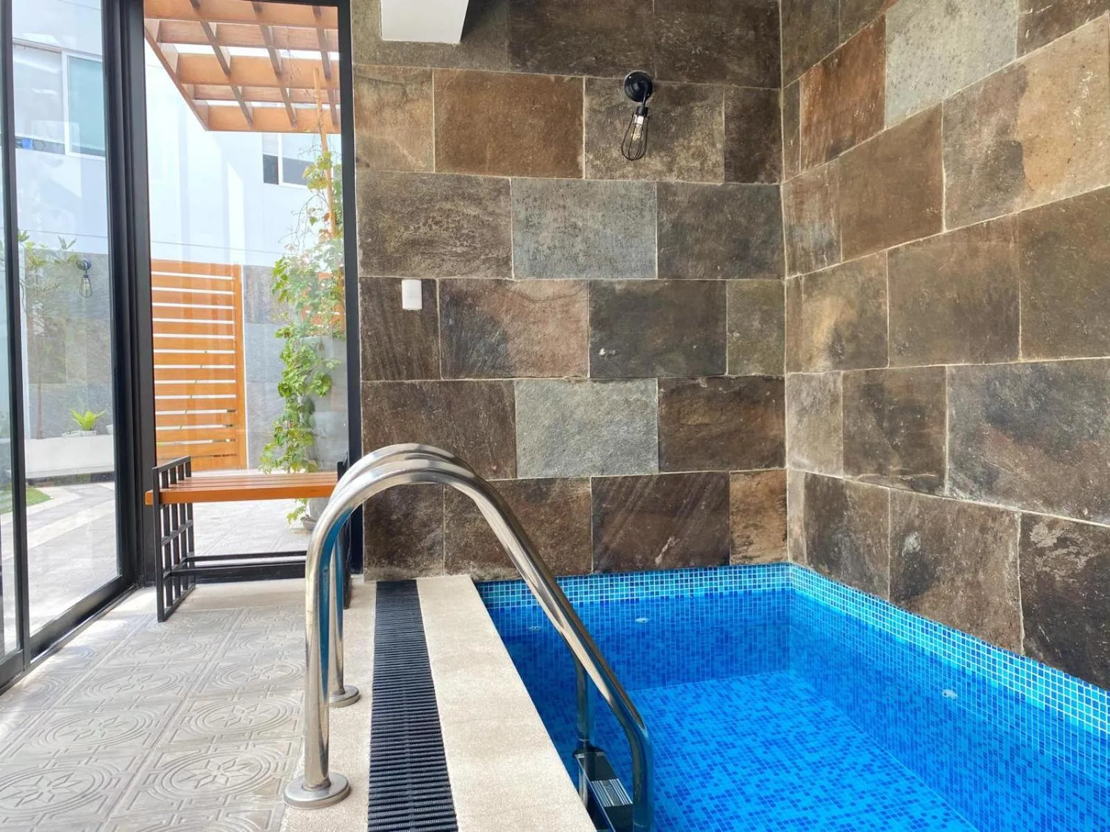 Swimming pool in Osma by Wynwood House