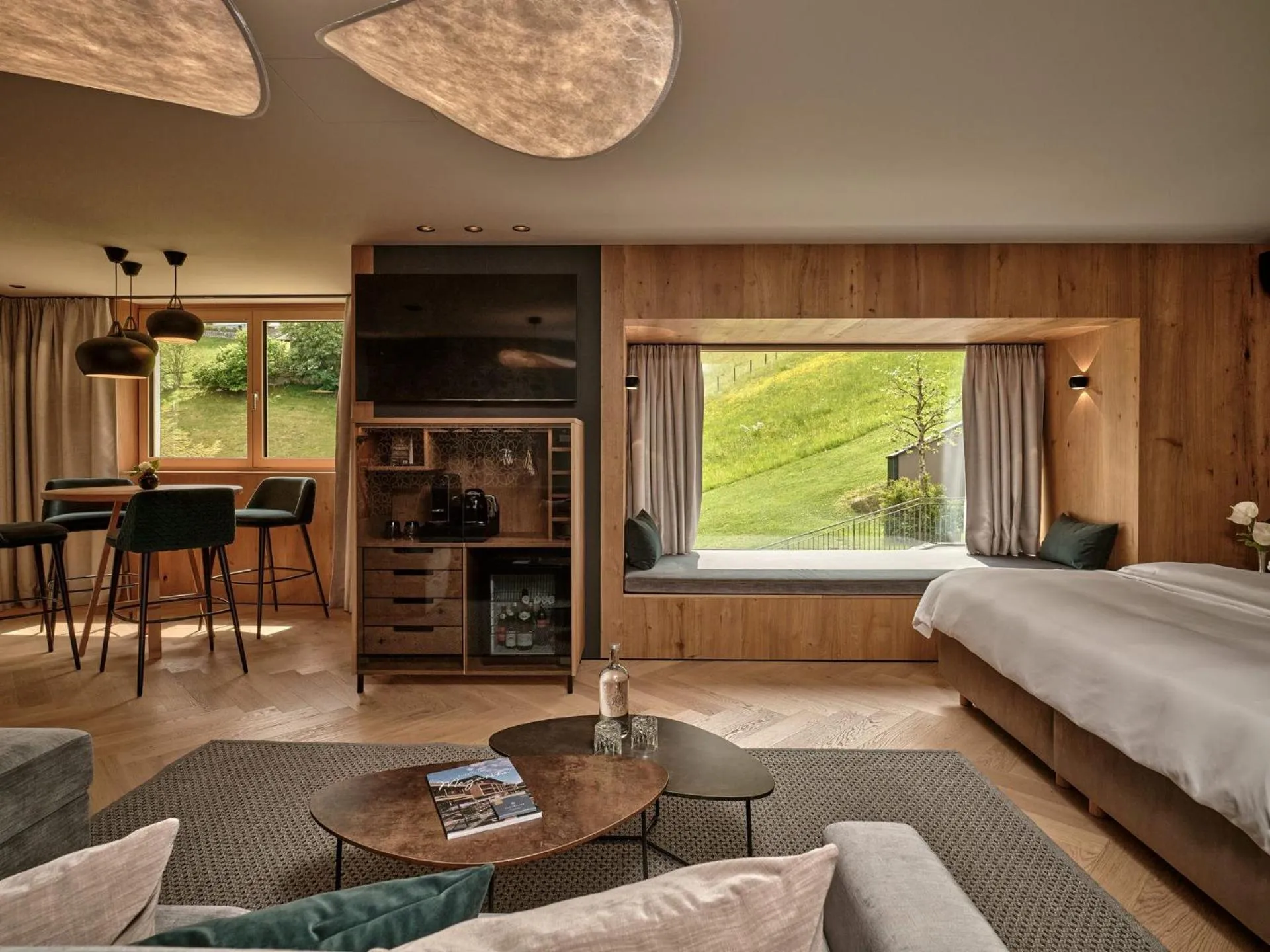 Living room, Bed in DAS EDELWEISS - Salzburg Mountain Resort