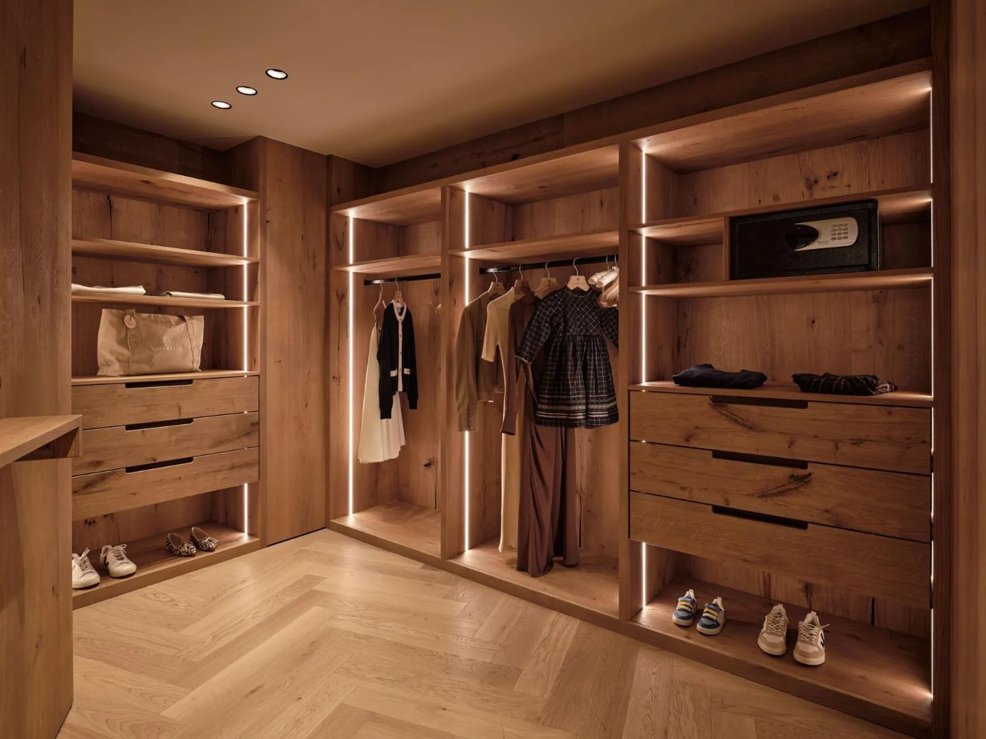 wardrobe in DAS EDELWEISS - Salzburg Mountain Resort