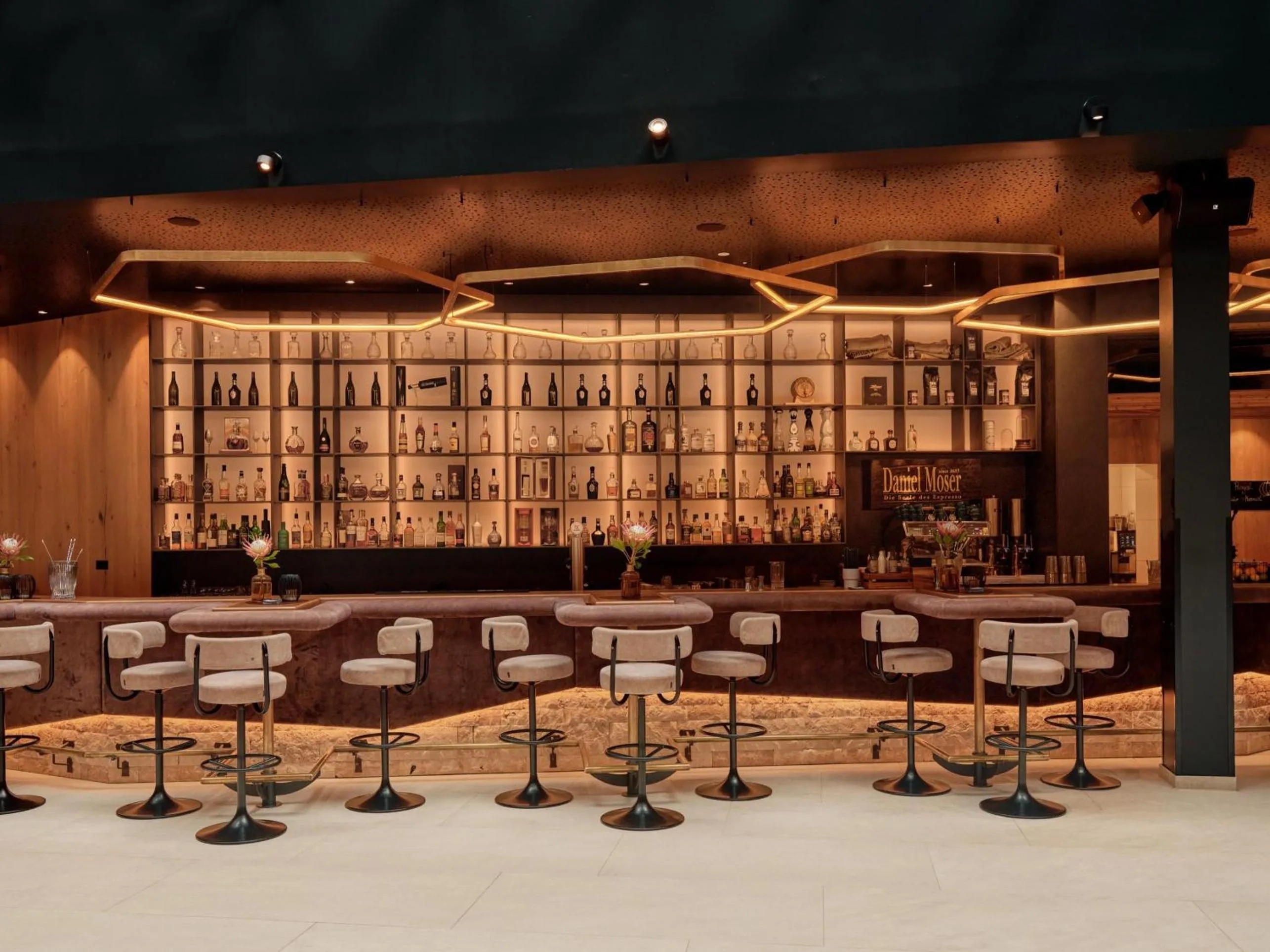 Lounge or bar in DAS EDELWEISS - Salzburg Mountain Resort