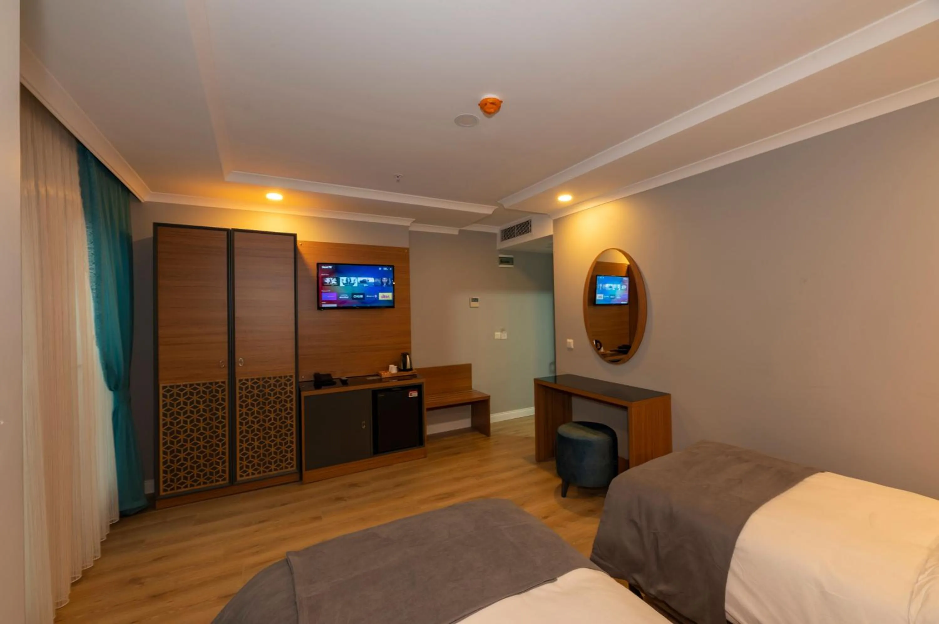 Communal lounge/ TV room, Bed in New Emin Hotel