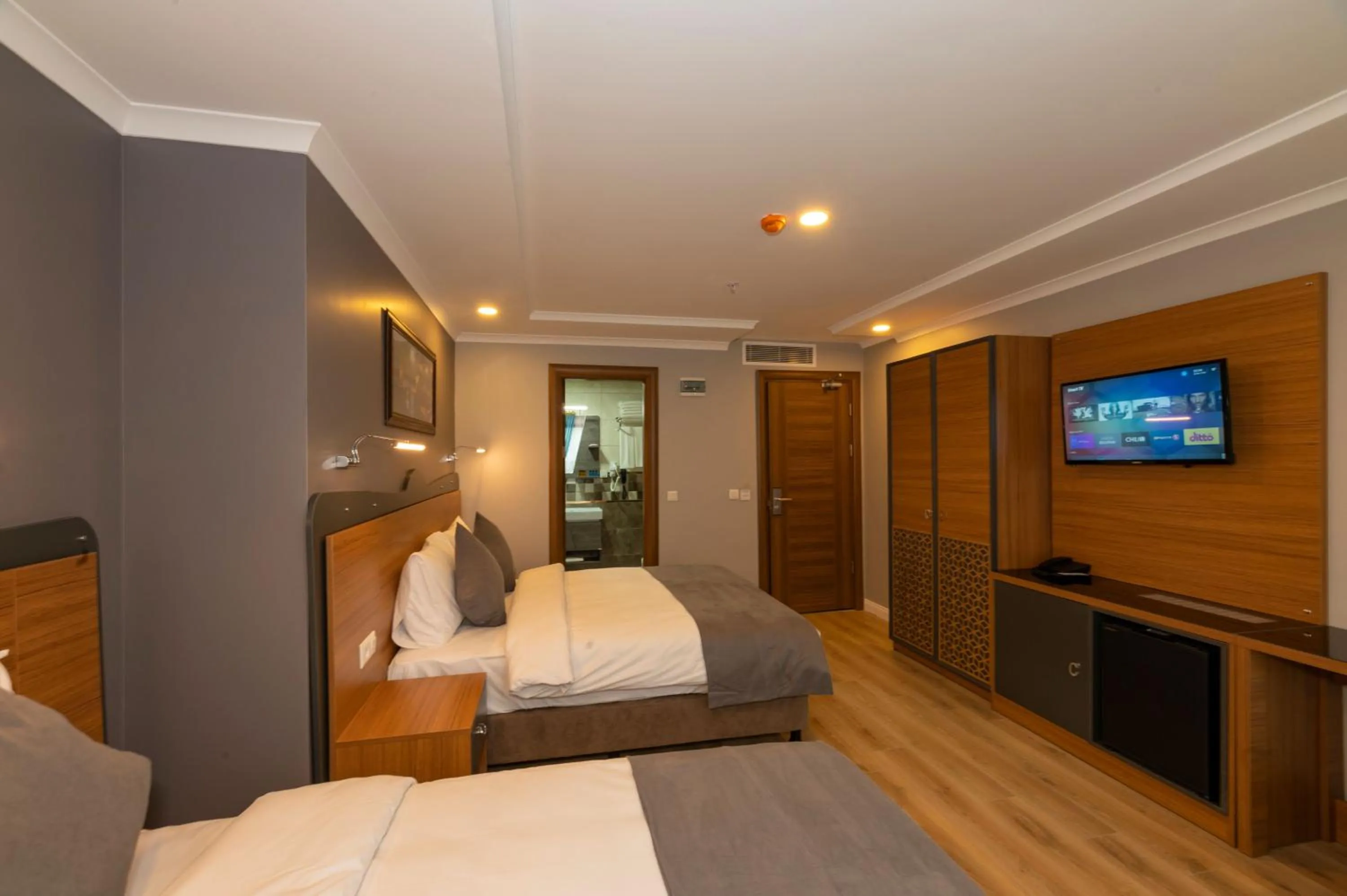 Communal lounge/ TV room, Bed in New Emin Hotel