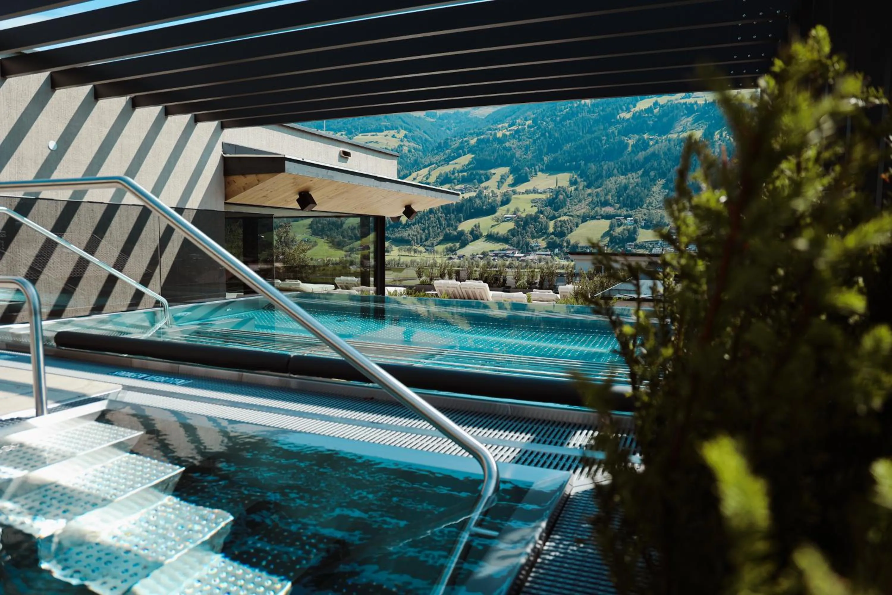 Swimming pool in HELD - Hotel & Spa , 4 Sterne Superior, Zillertal