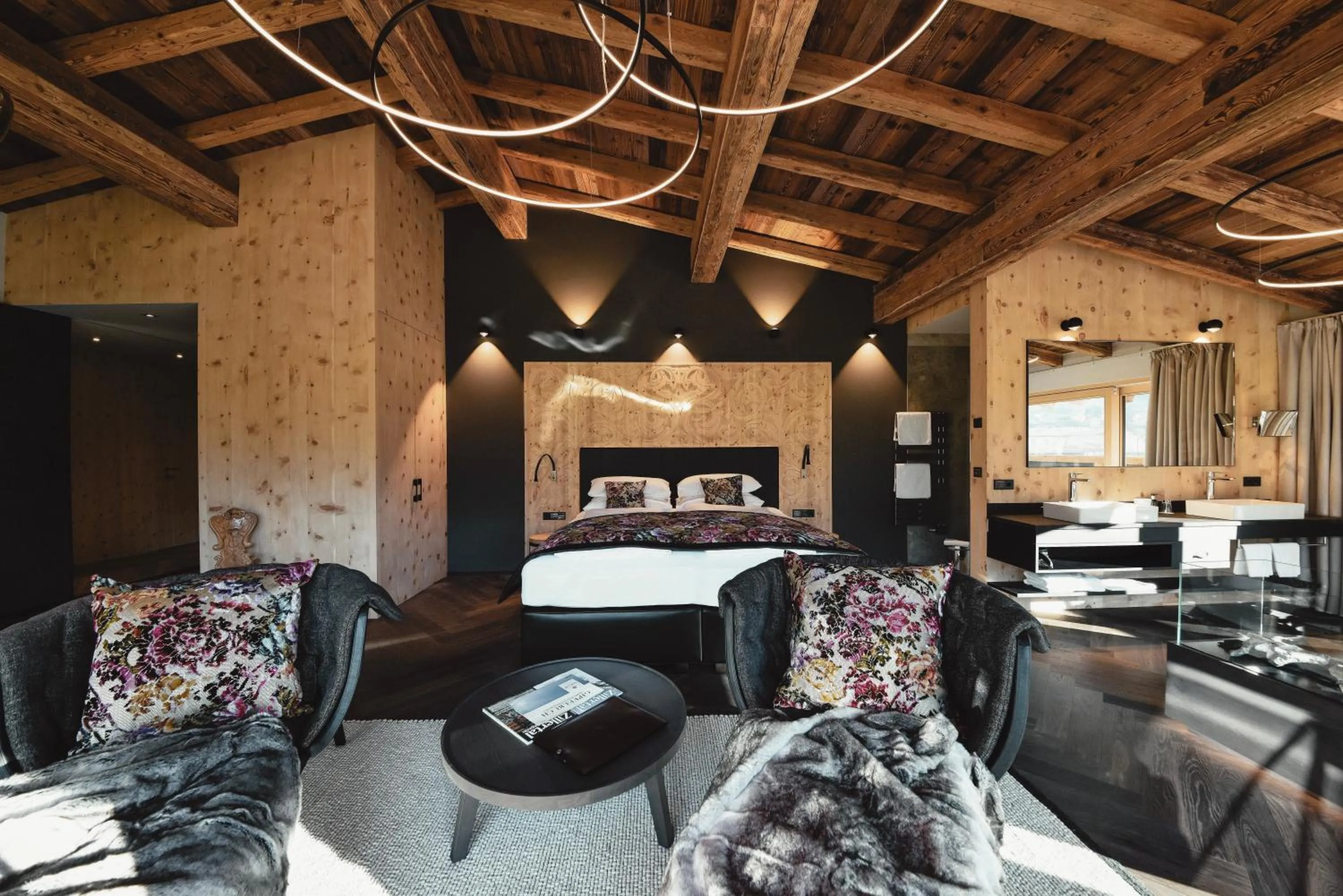 Photo of the whole room, Bed in HELD - Hotel & Spa , 4 Sterne Superior, Zillertal