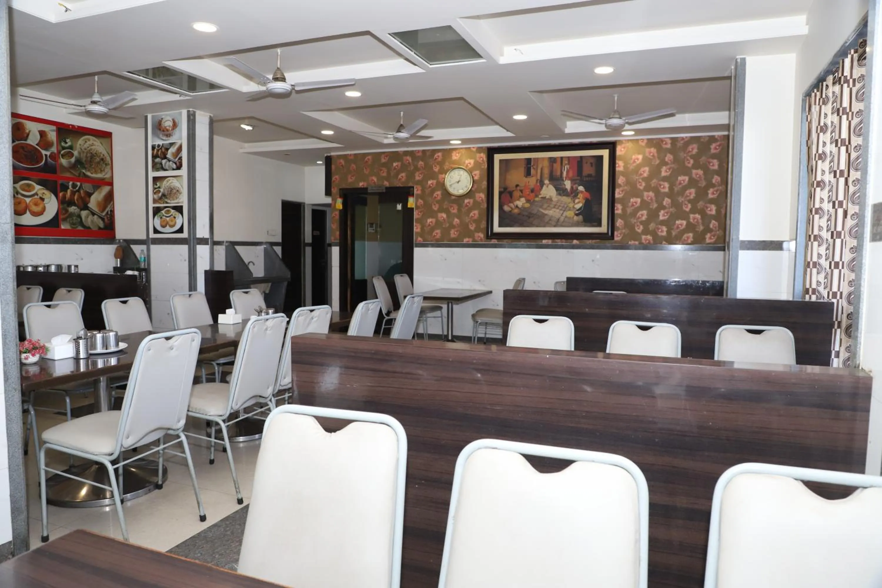Restaurant/places to eat in Hotel Sai Bansi