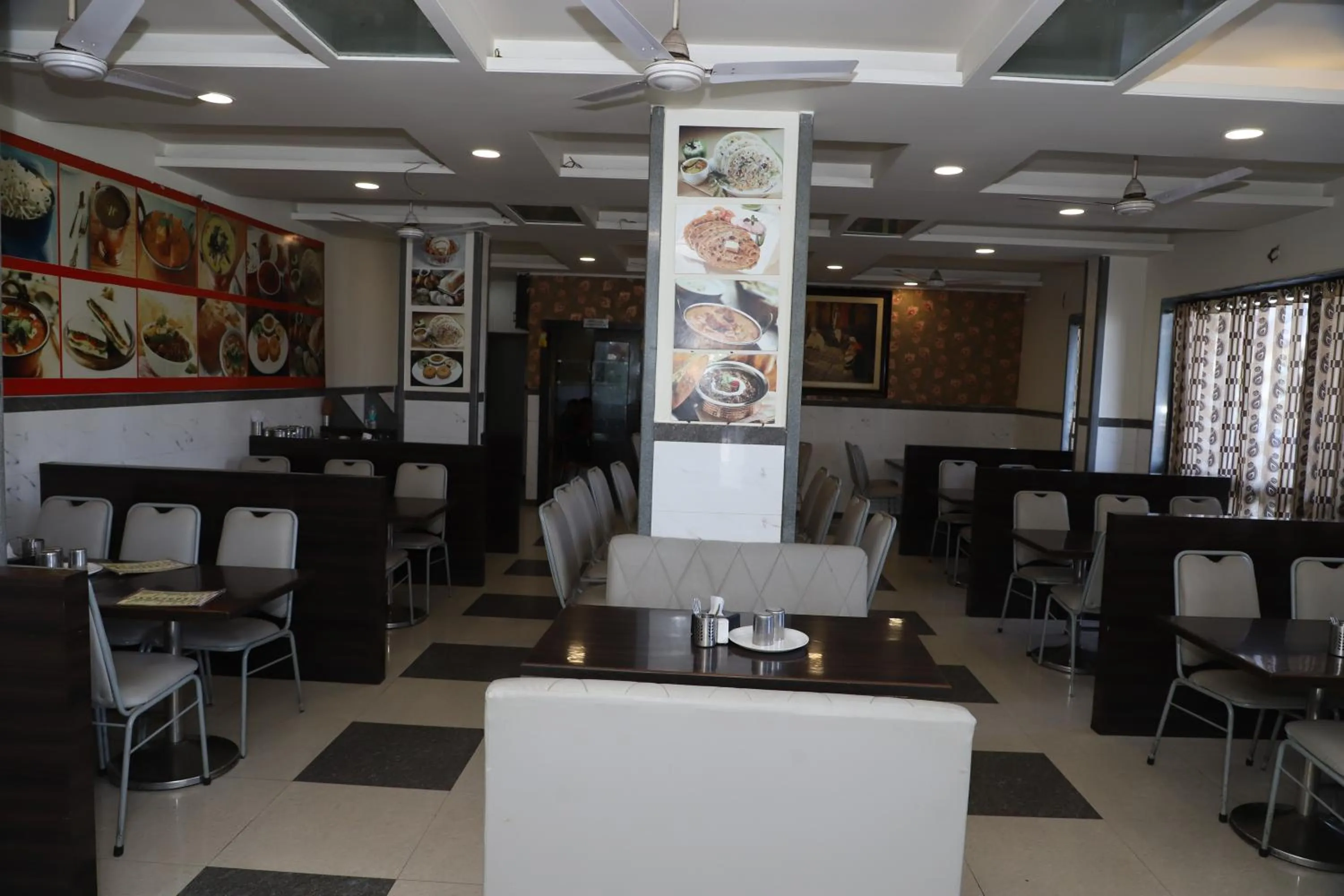 Restaurant/places to eat in Hotel Sai Bansi