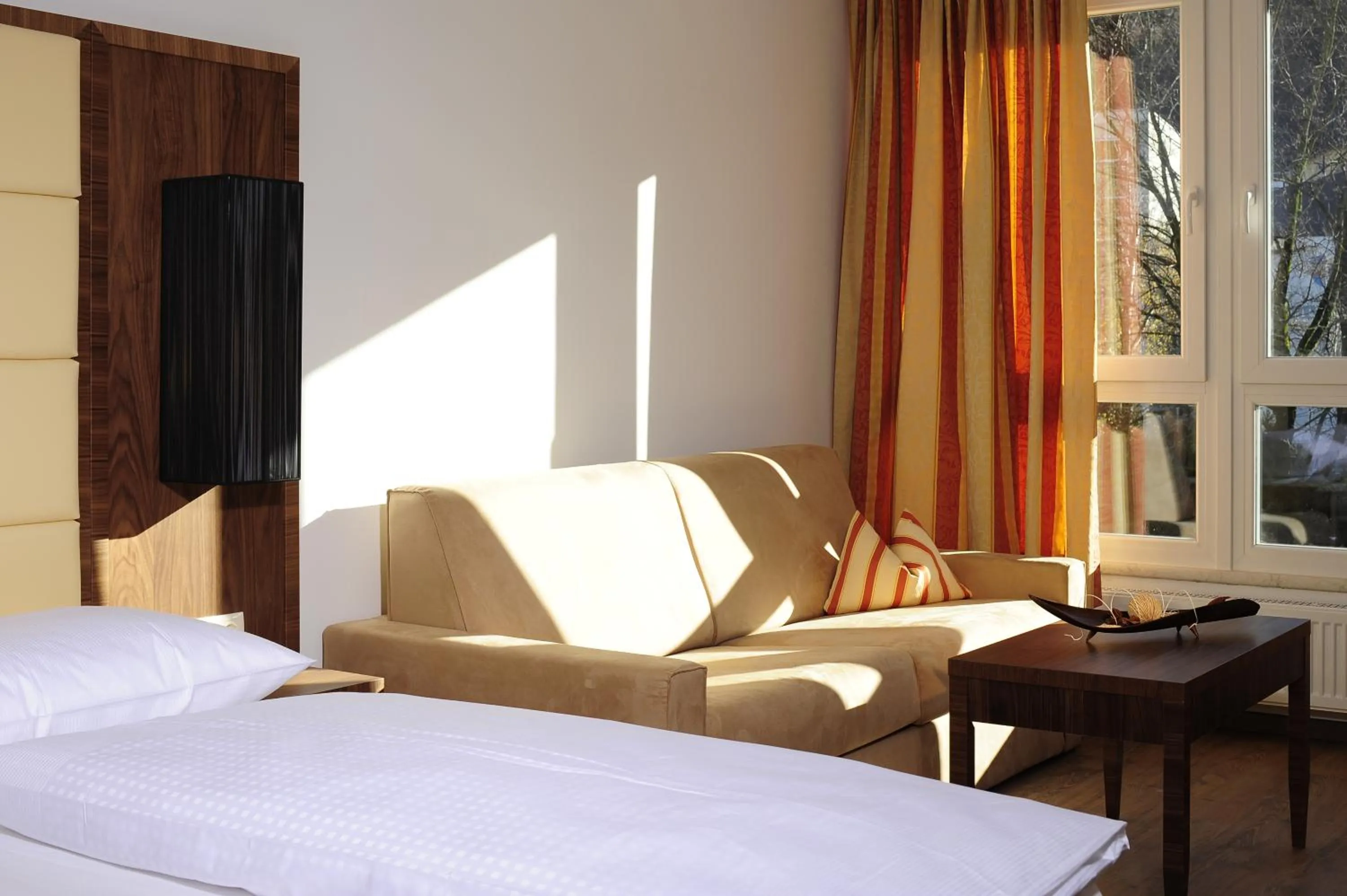 Seating area, Bed in Hotel Kapeller Innsbruck