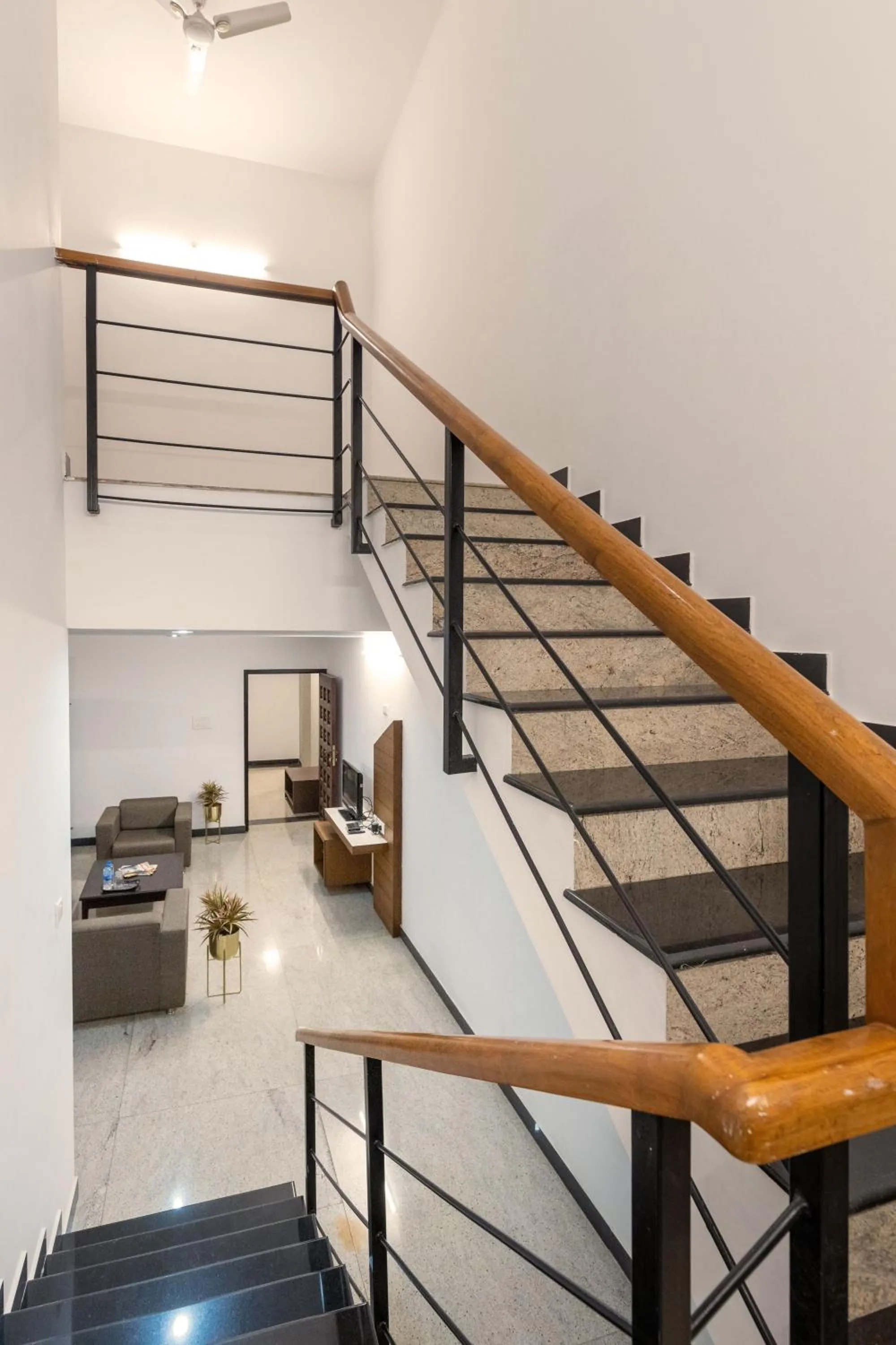 Hotel Paramount Suites & Service Apartments