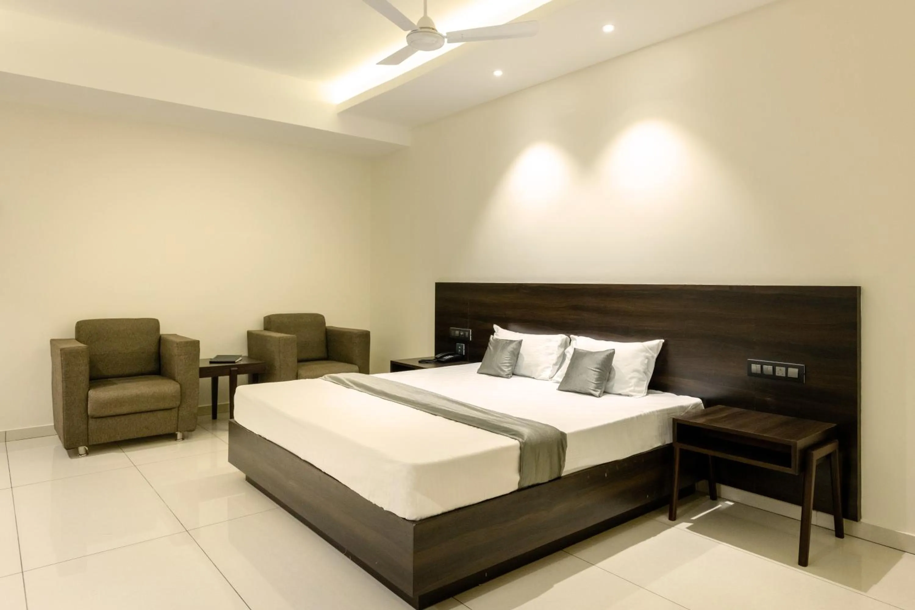 Bed in Hotel Paramount Suites & Service Apartments