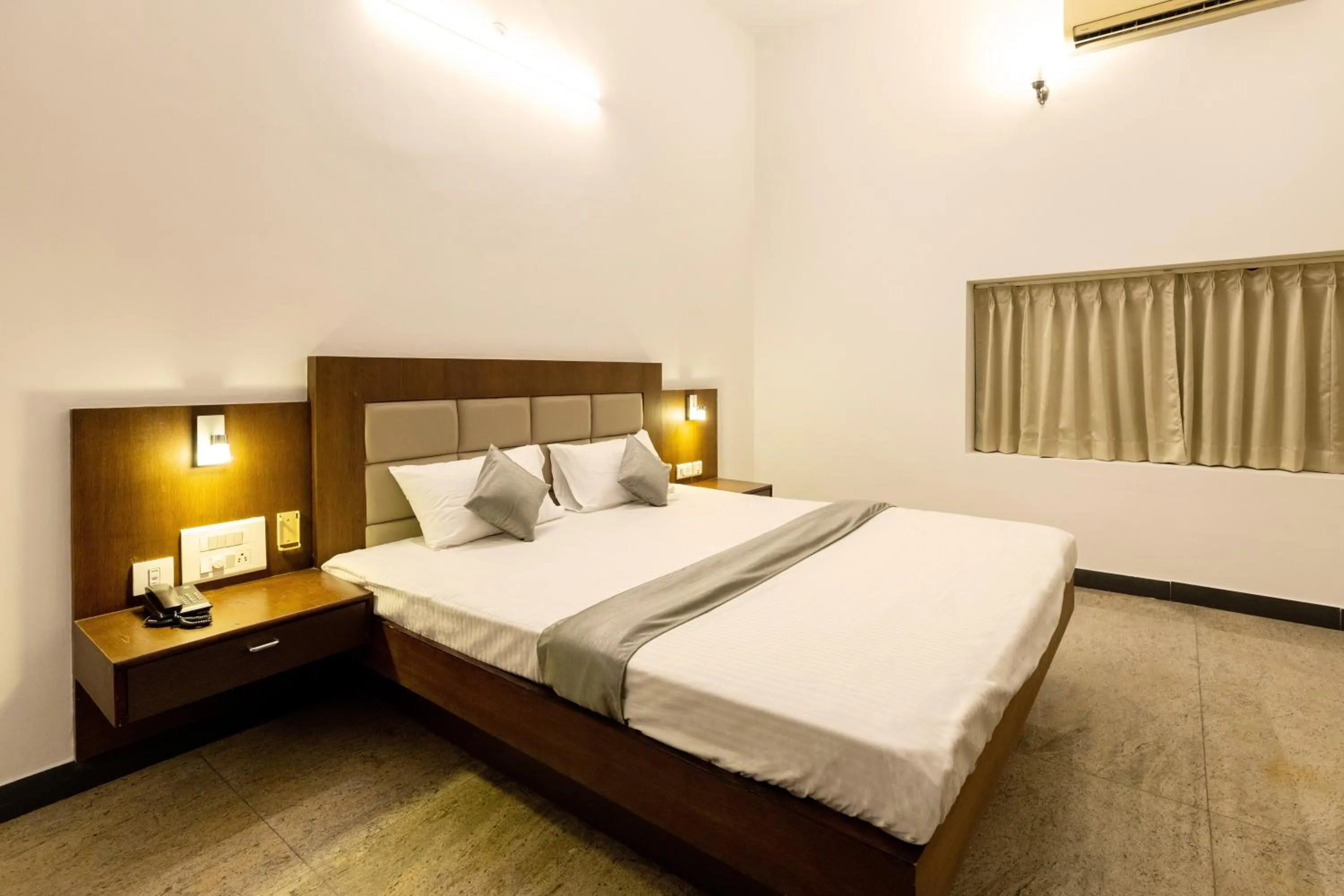 Bed in Hotel Paramount Suites & Service Apartments