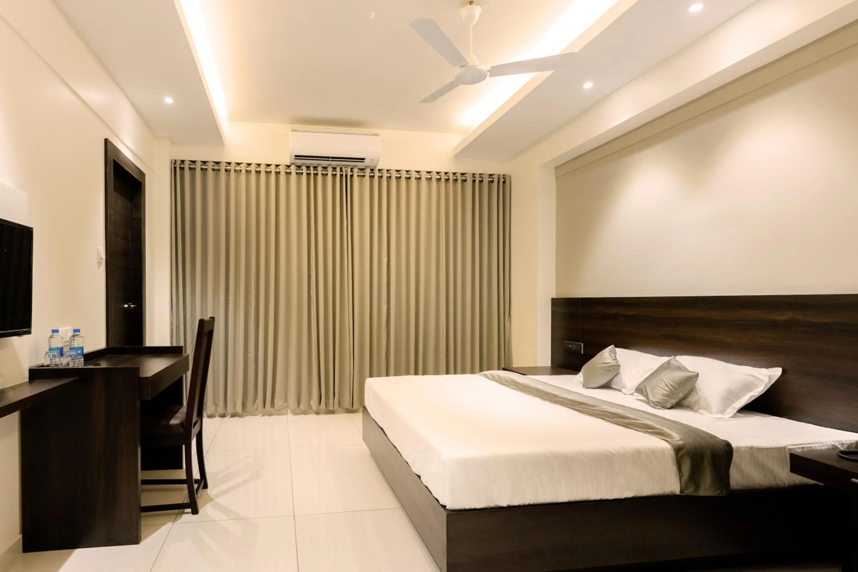 Bedroom, Bed in Hotel Paramount Suites & Service Apartments