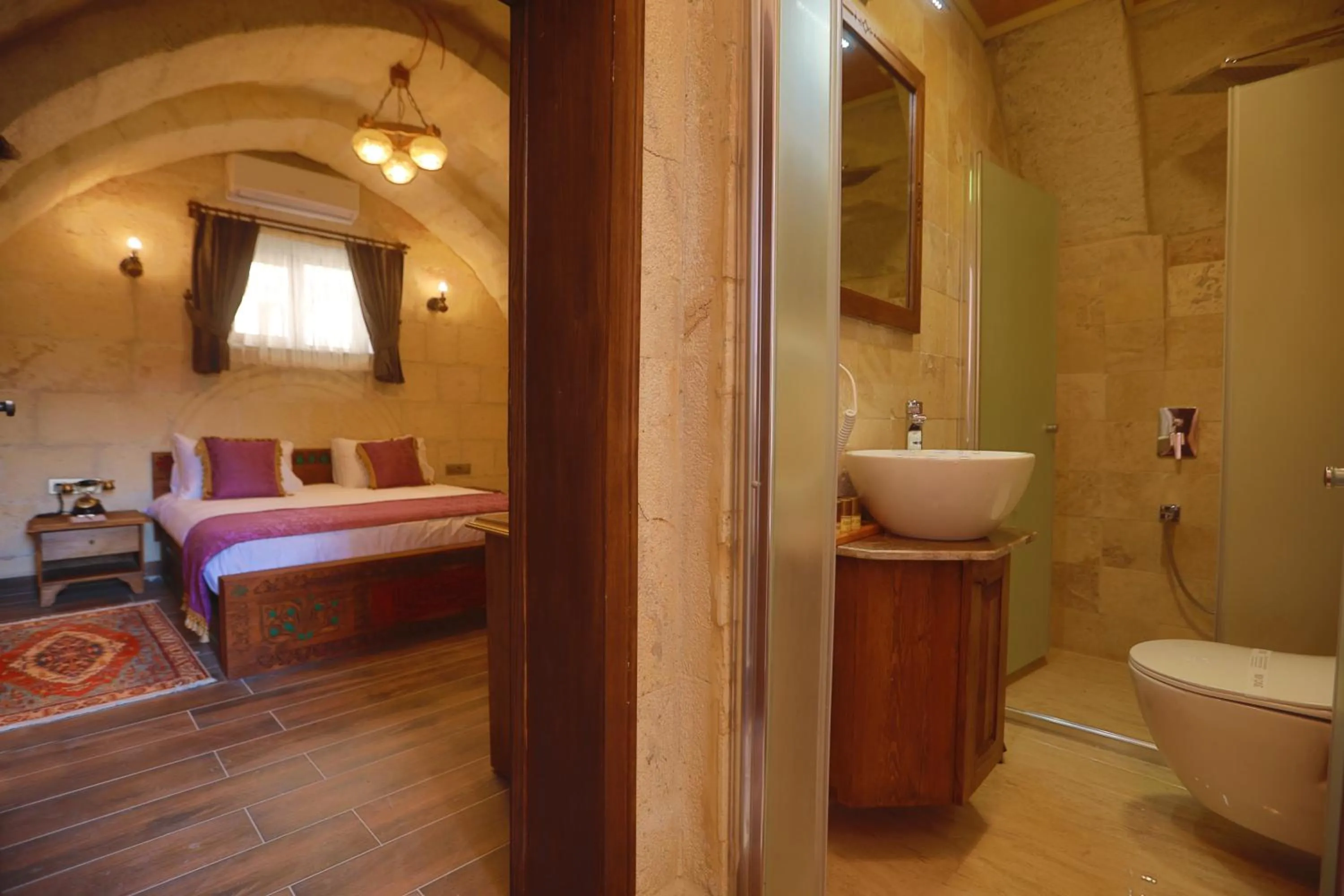 Bathroom, Bed in Ada Cave Suites