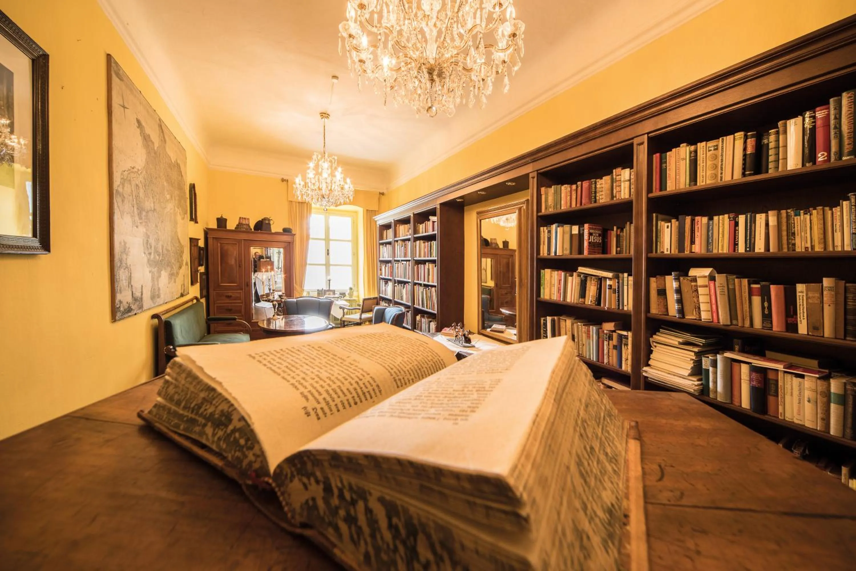 Library, Bed in Schlosshotel Mondsee