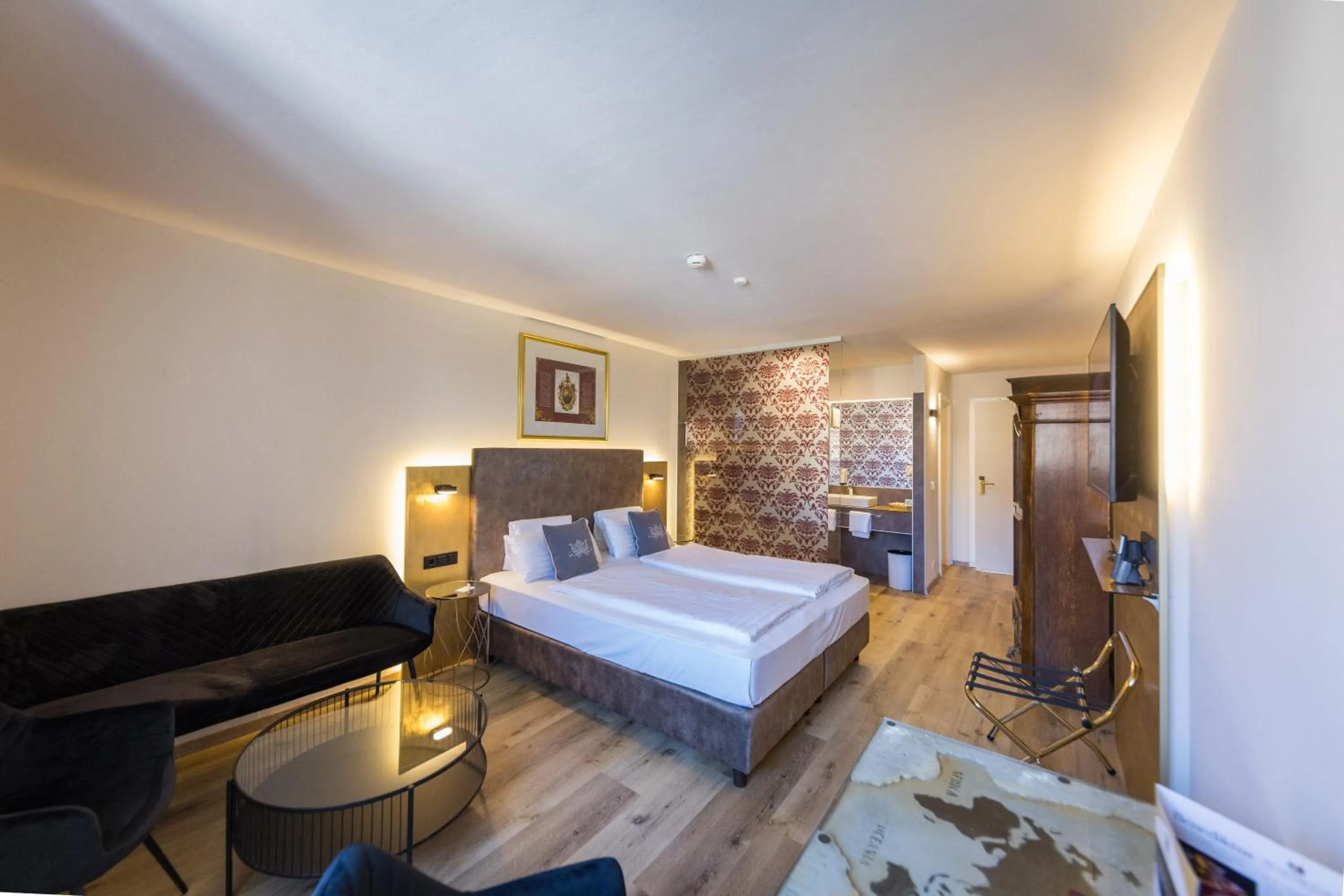 Photo of the whole room, Bed in Schlosshotel Mondsee