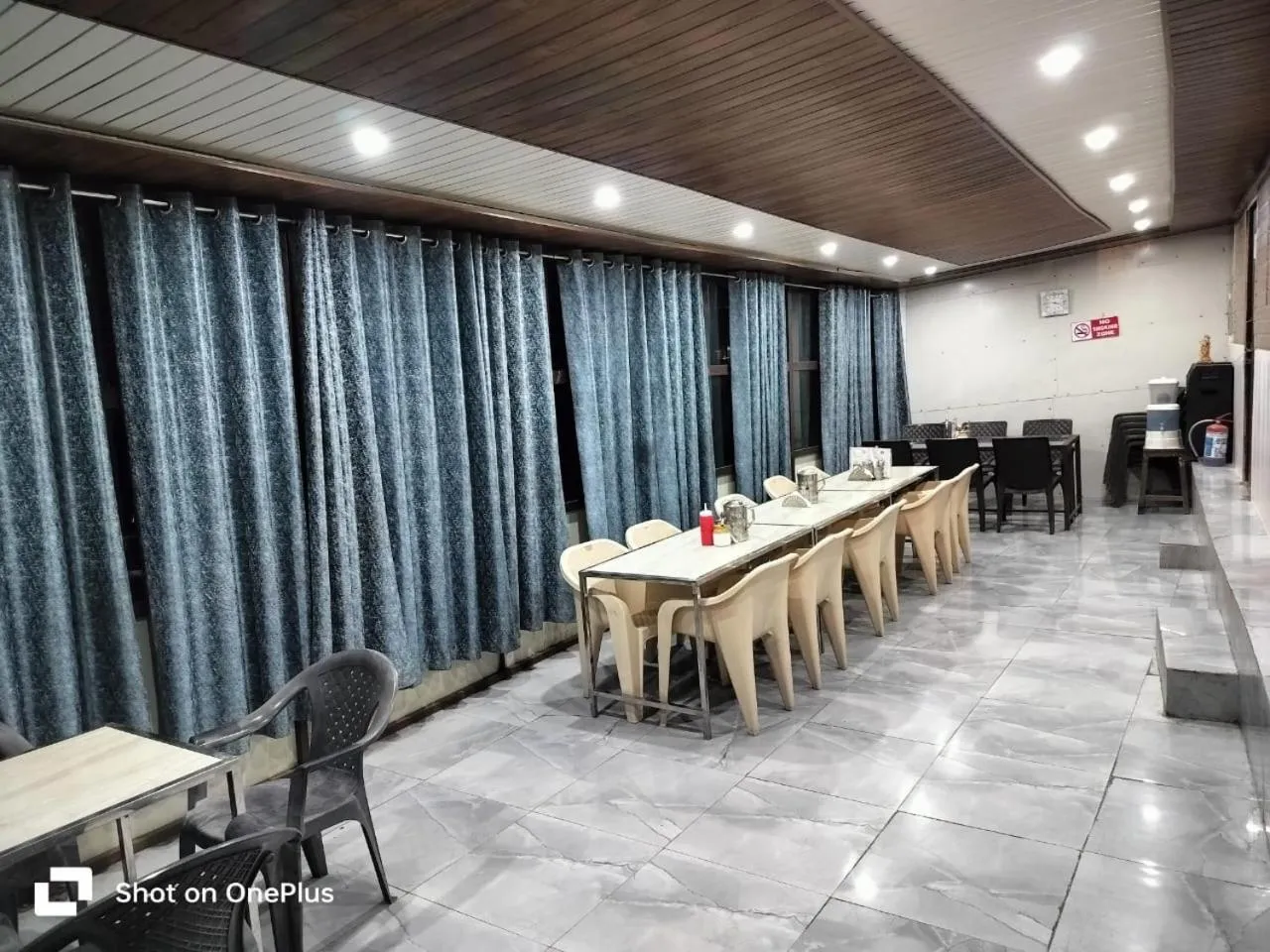 Restaurant/places to eat in Silver Dew Resorts and Restaurant