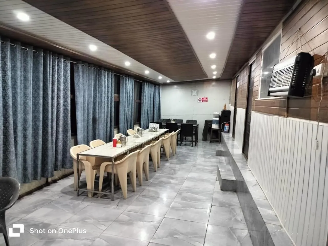 Restaurant/places to eat in Silver Dew Resorts and Restaurant