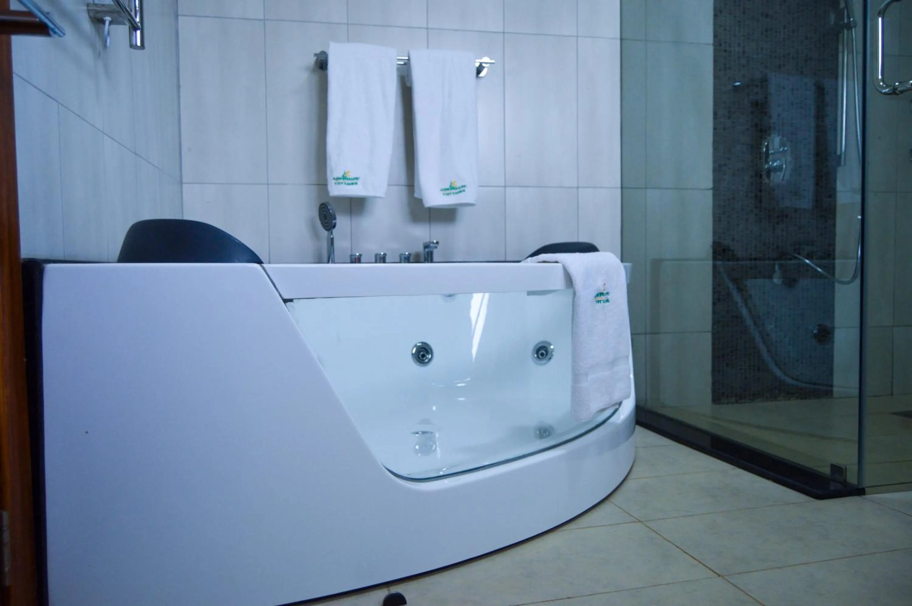 Hot Tub in Aberdare Prestige & Royal Cottages