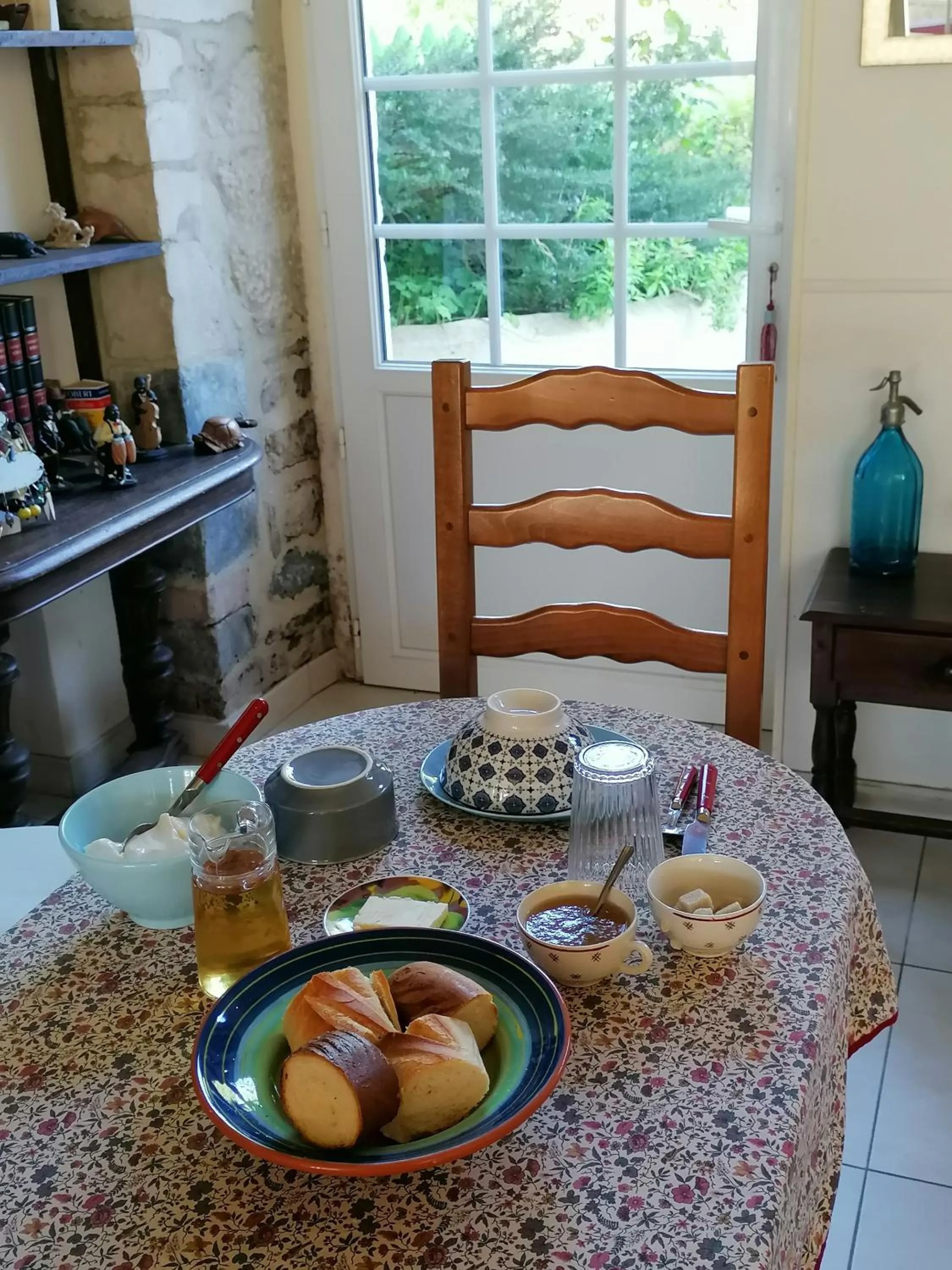Dining area in les hirondelles bleues