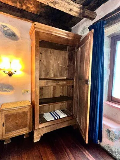 wardrobe, Bed in Casa Rural Ecológica Kaaño Etxea