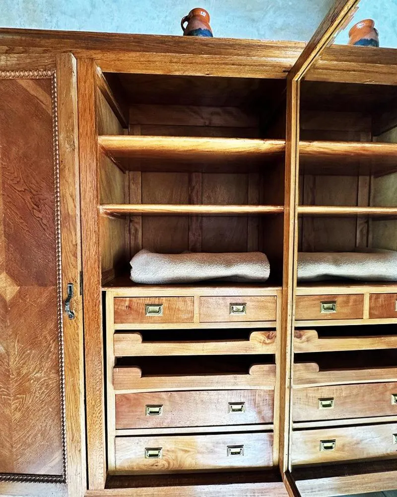 wardrobe in Casa Rural Ecológica Kaaño Etxea