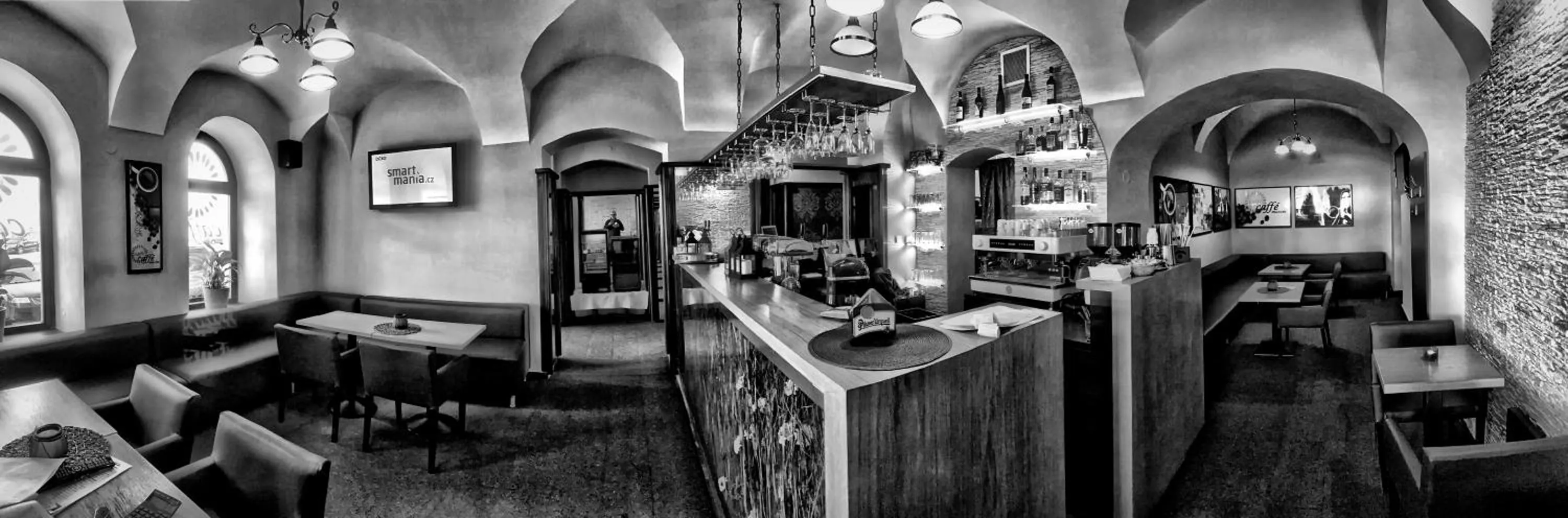 Restaurant/places to eat in Hotel Maxim