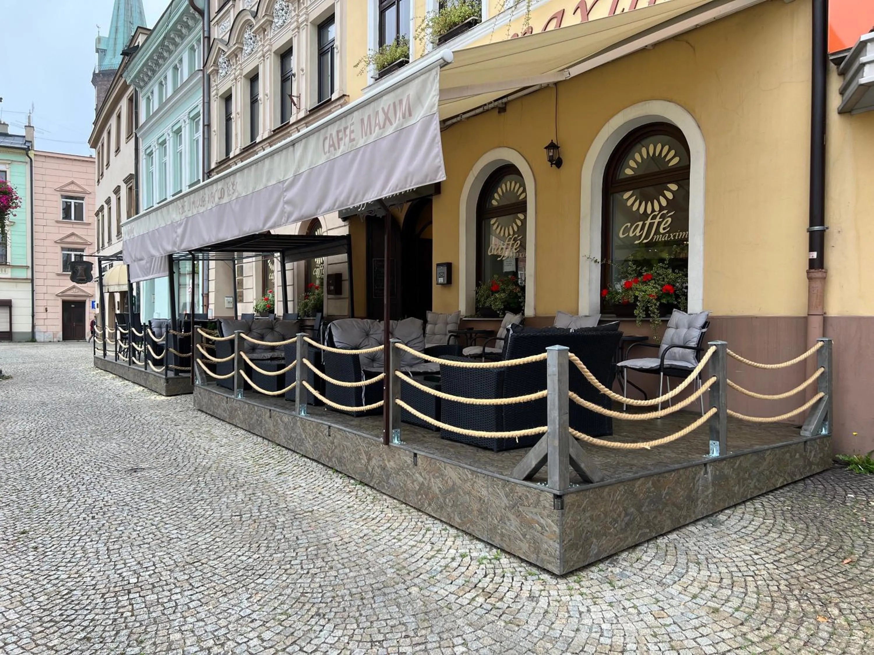 Restaurant/places to eat in Hotel Maxim