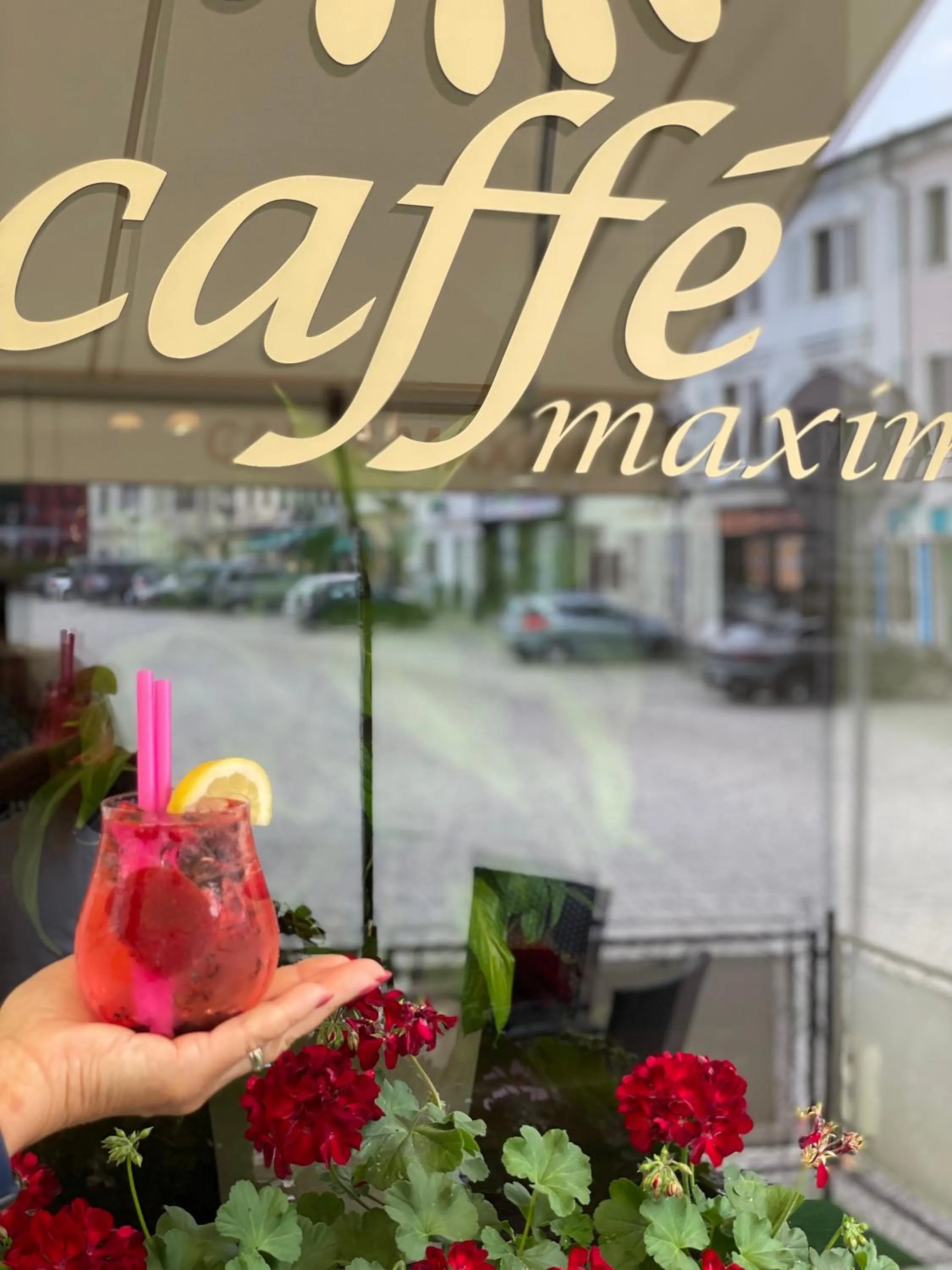 Restaurant/places to eat in Hotel Maxim