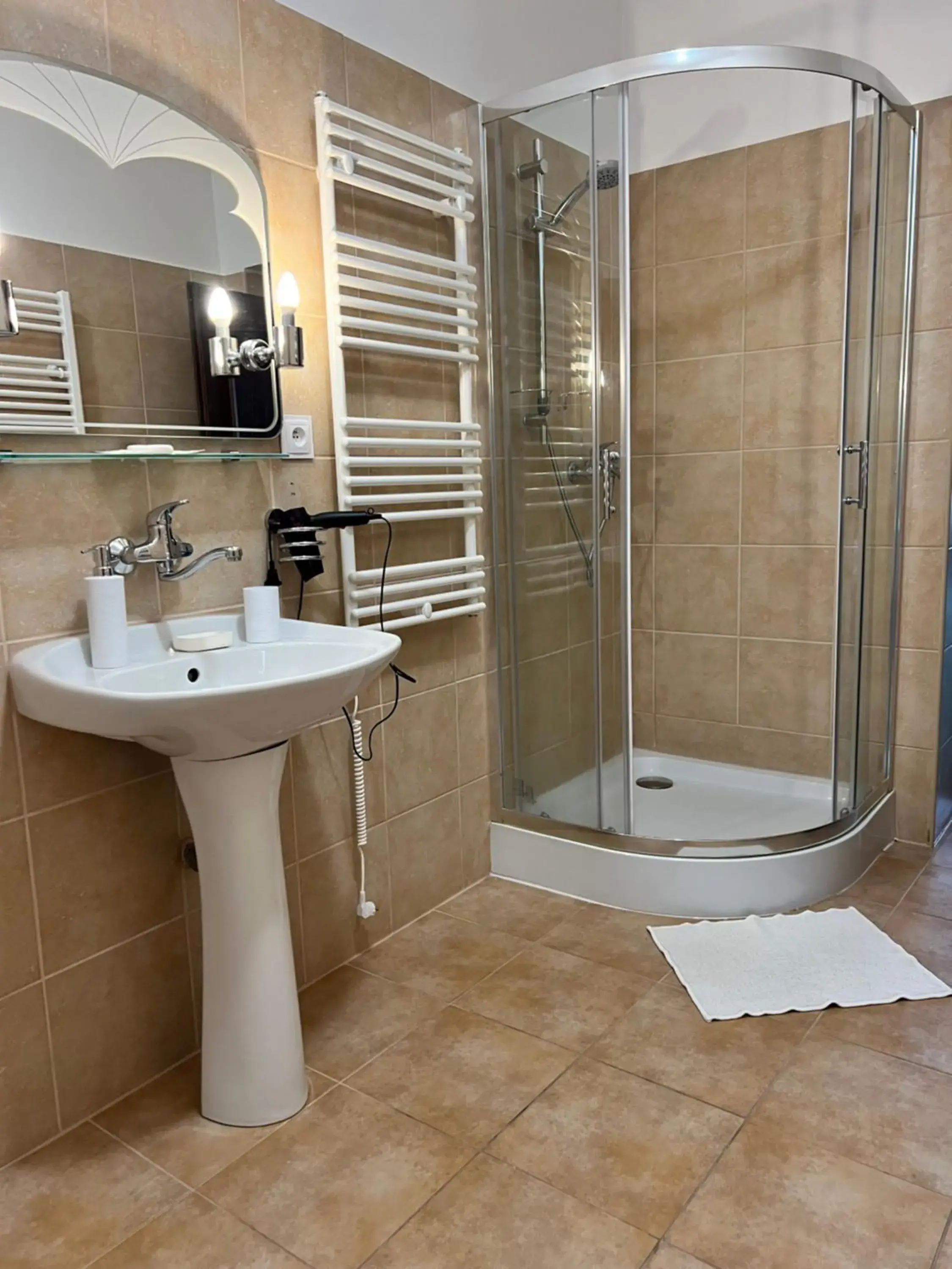 Twin Room with Bathroom in Hotel Maxim Twin Room with Bathroom in Hotel Maxim