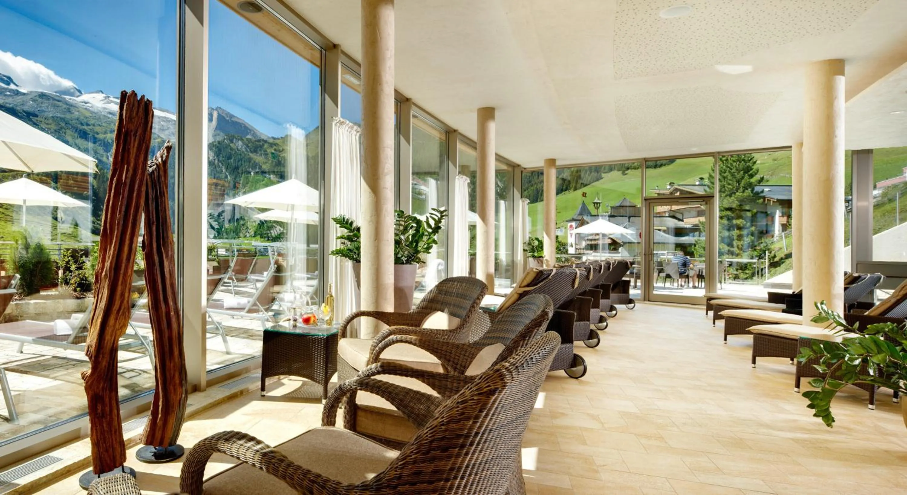 Communal lounge/ TV room in Hotel Berghof Crystal Spa & Sports