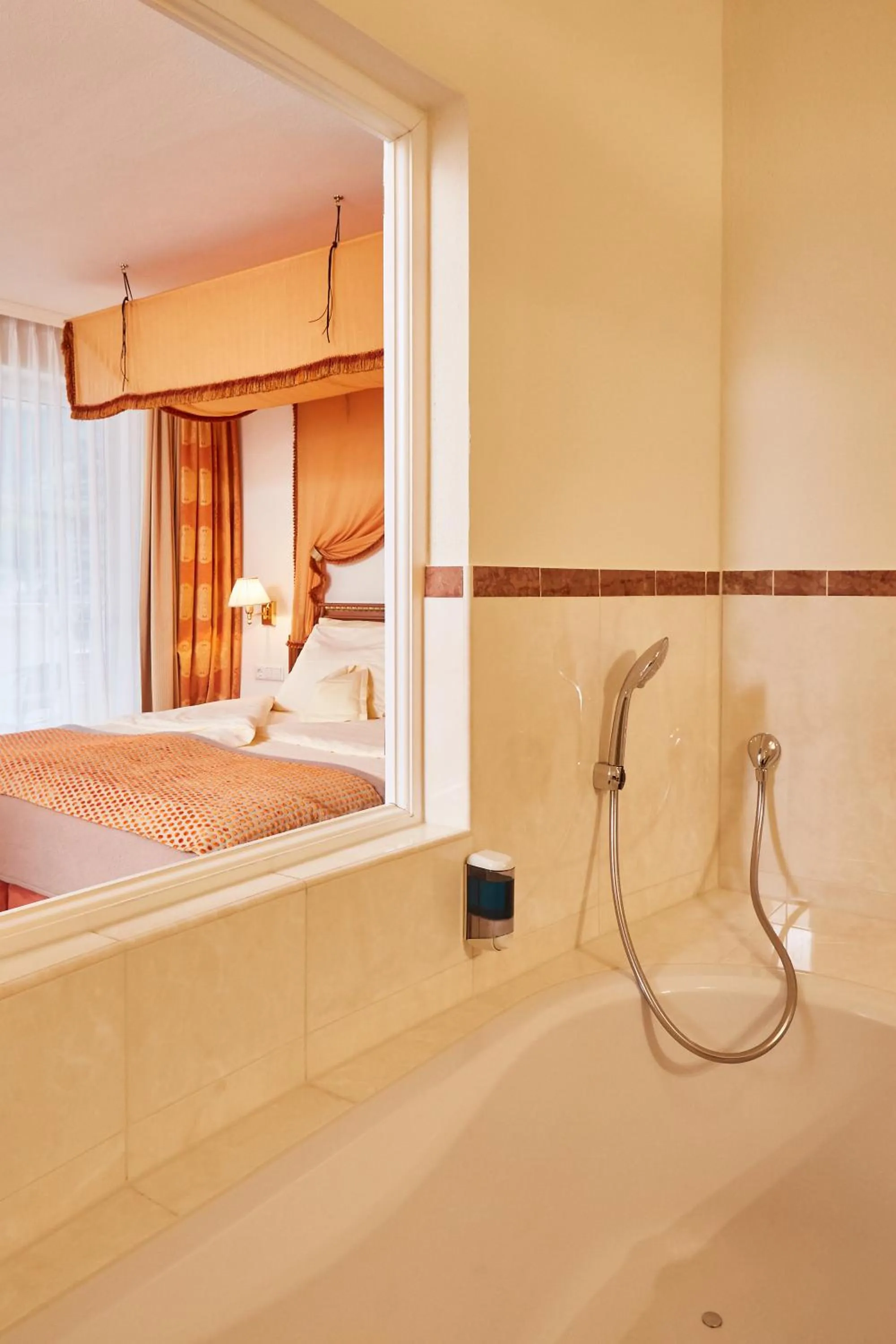 Bathroom, Bed in Hotel Barbarahof 4 stars Superior - Adults Only "soft" from 10 years - Skibus-stop