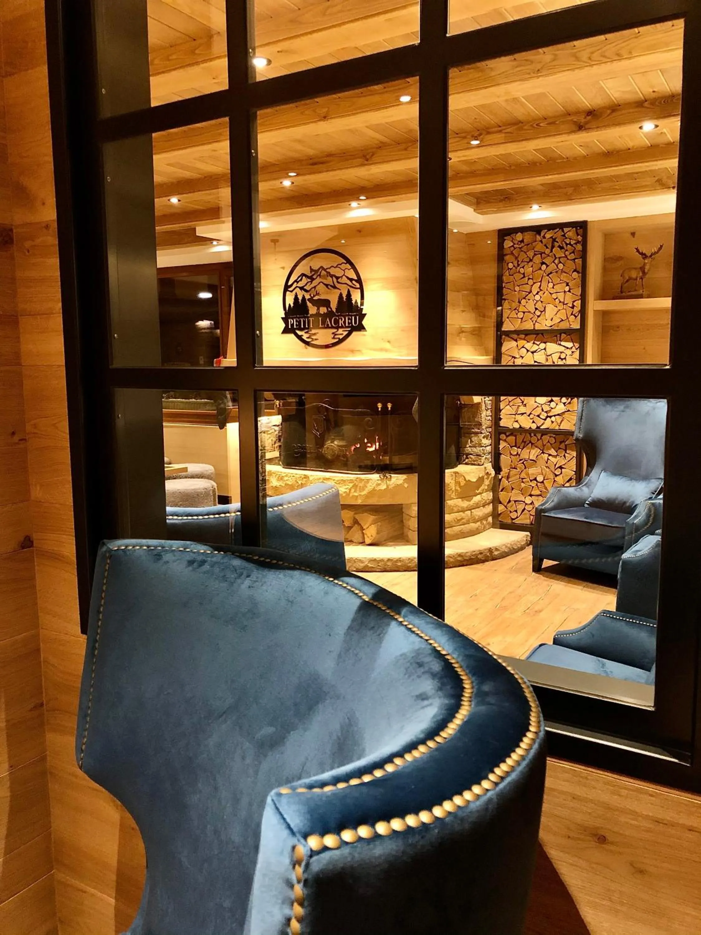 Lounge or bar in Hotel Petit Lacreu