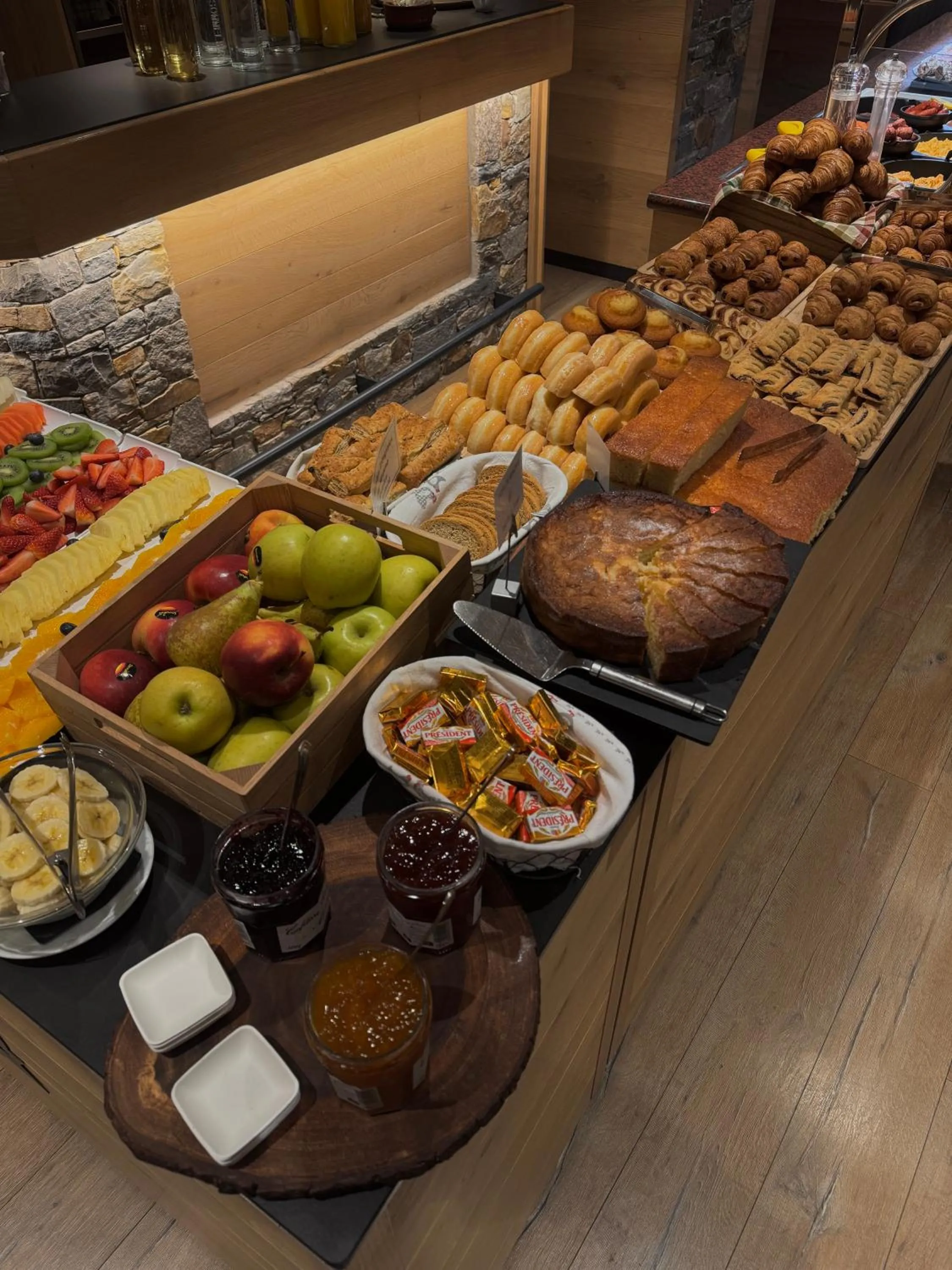 Breakfast in Hotel Petit Lacreu