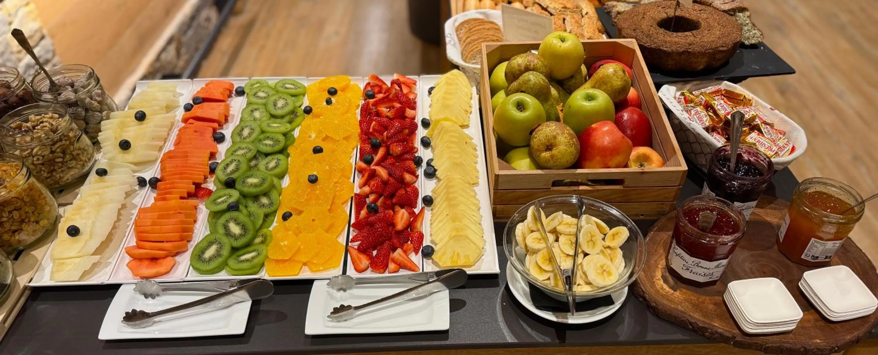Buffet breakfast in Hotel Petit Lacreu