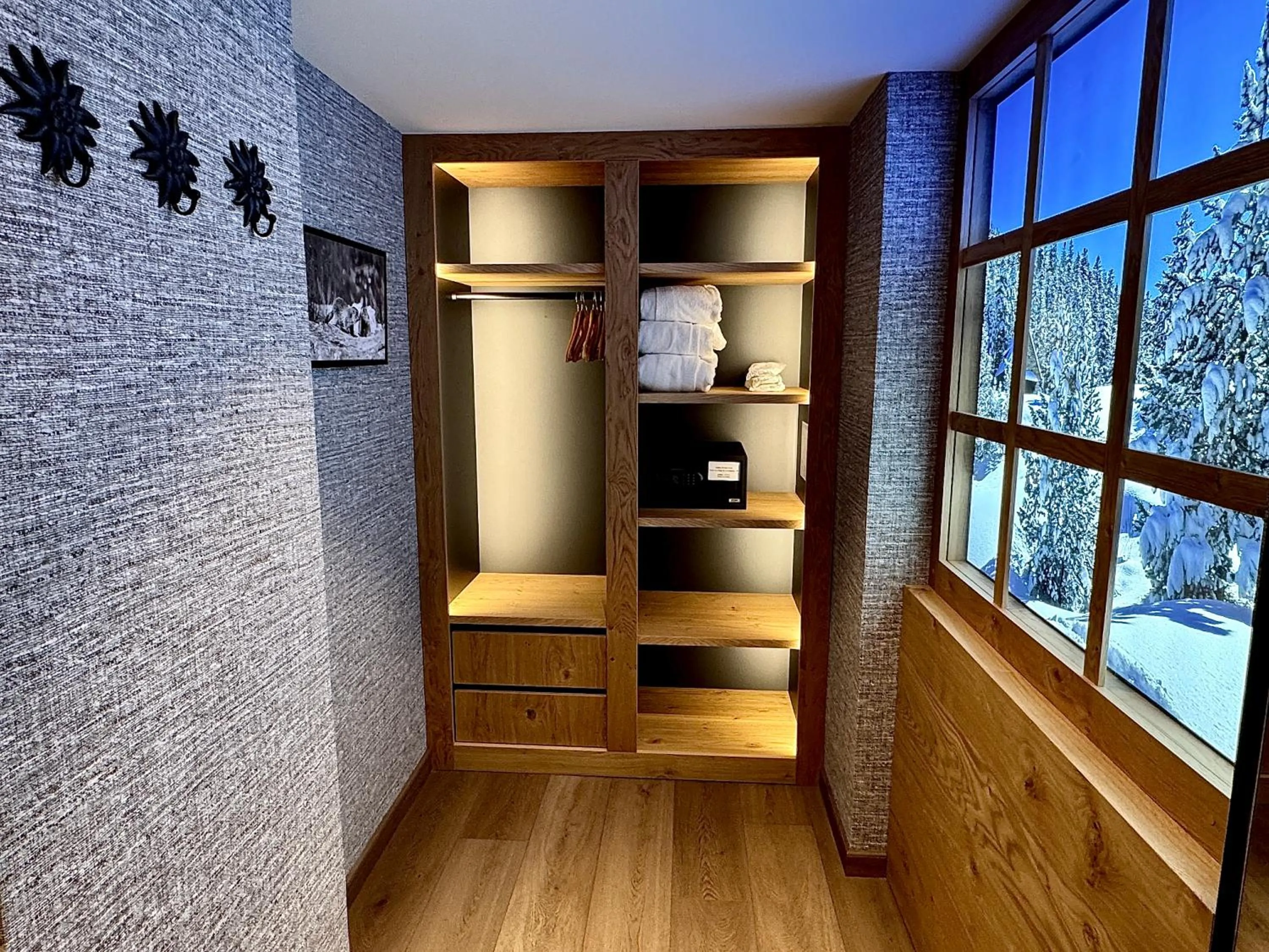 wardrobe in Hotel Petit Lacreu