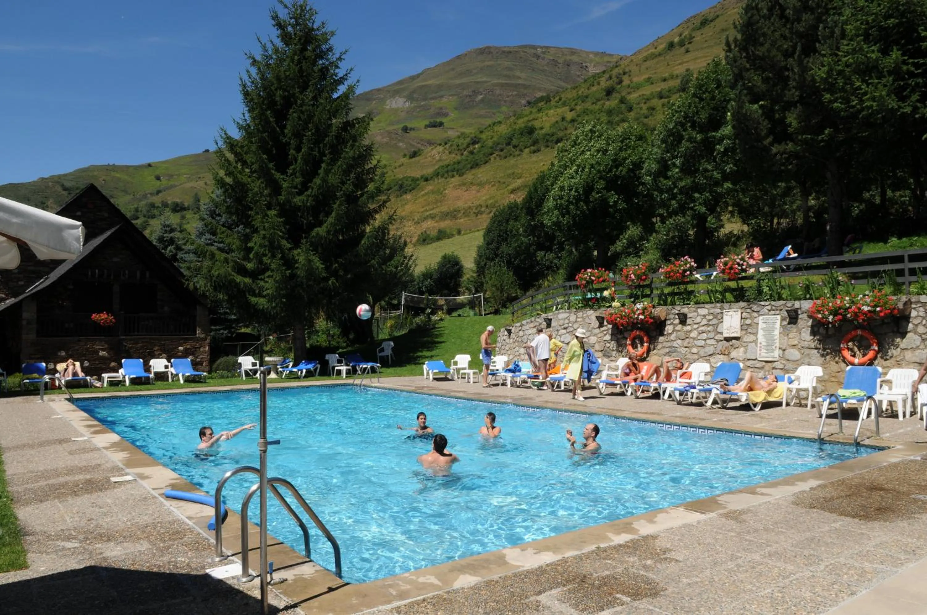 People in Hotel Petit Lacreu