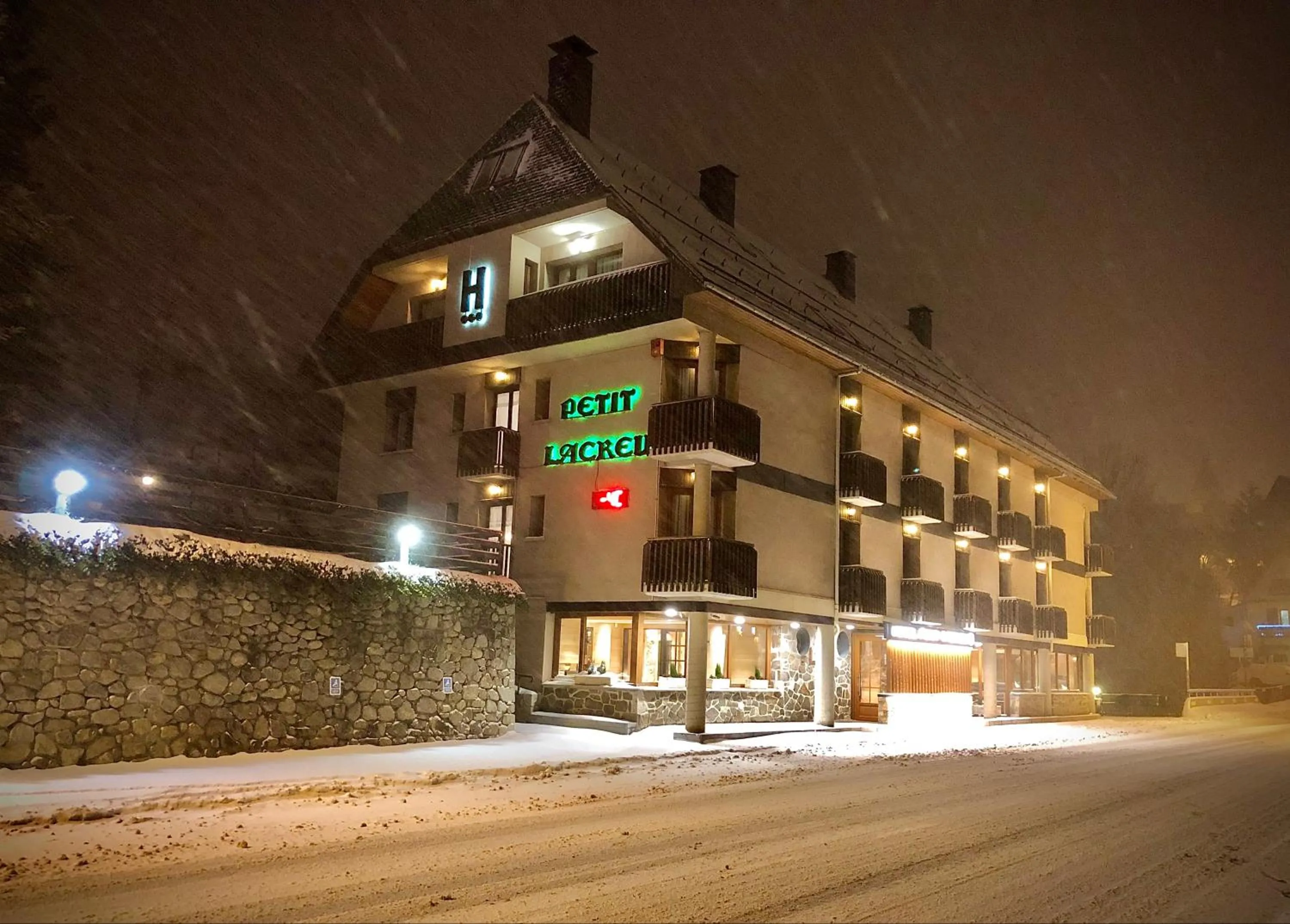 Property building in Hotel Petit Lacreu