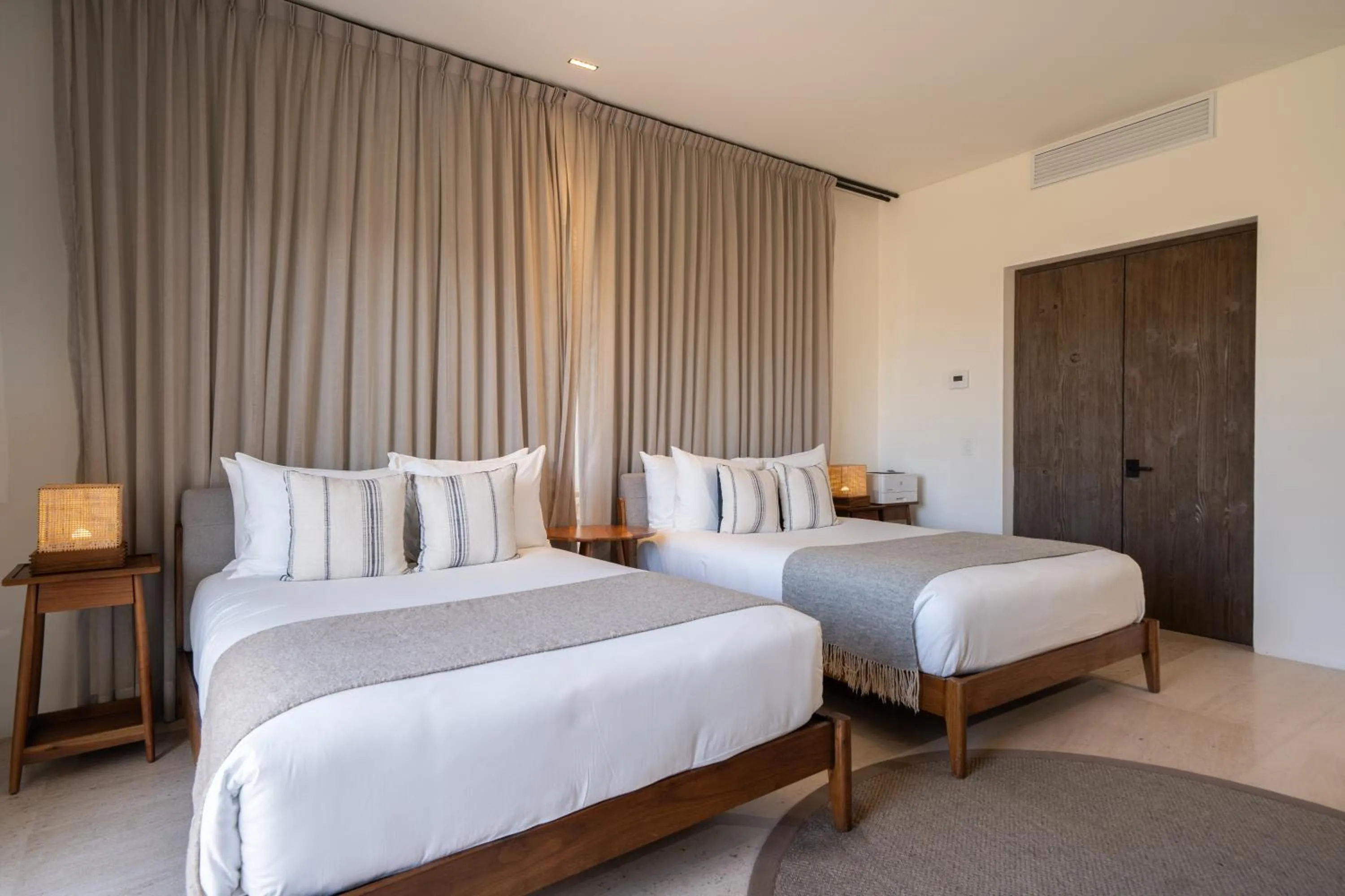 Photo of the whole room, Bed in 1 Homes Preview Cabo