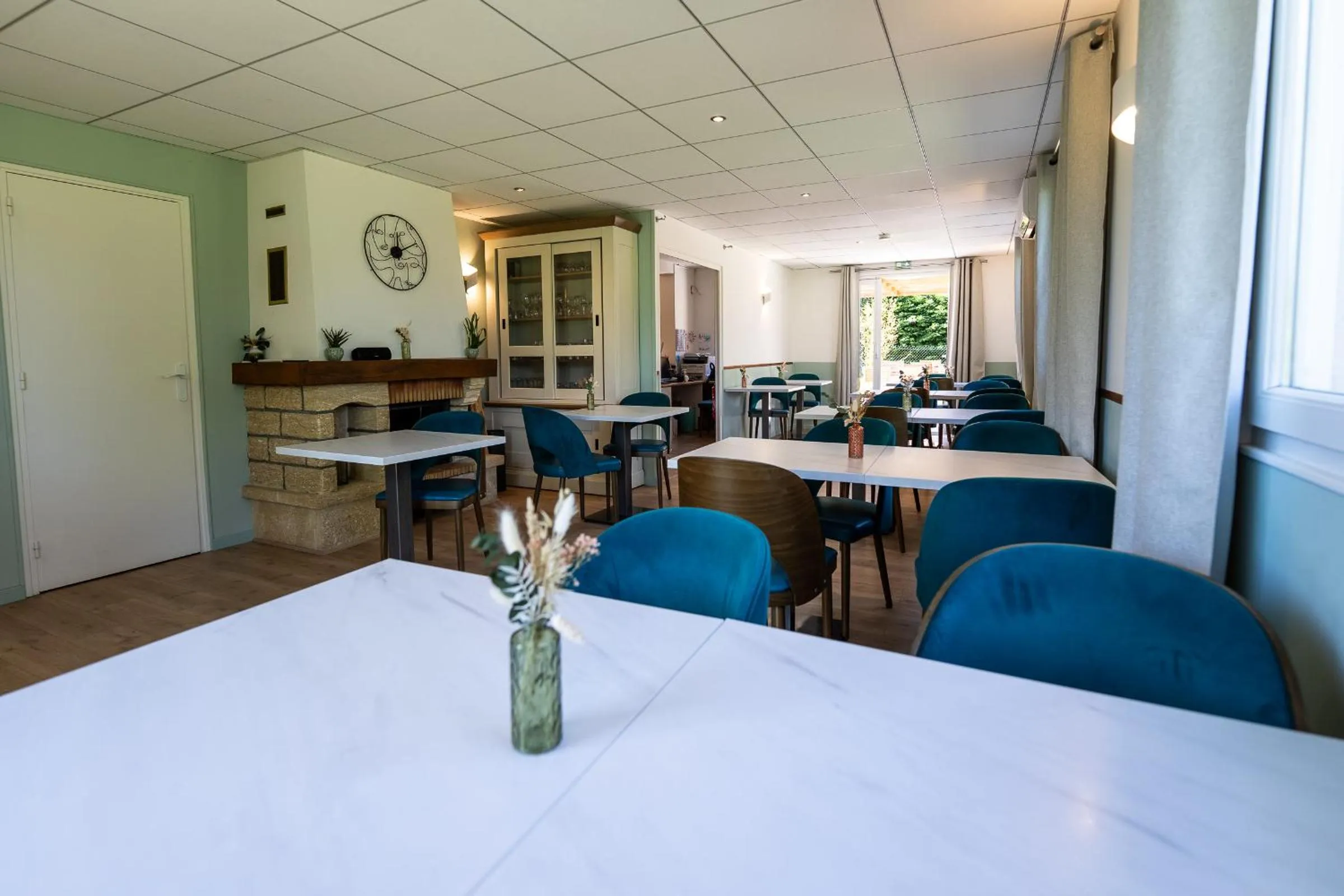 Restaurant/places to eat in Villa Hotel